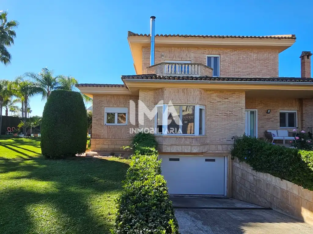Vista exterior de Casa o xalet en venda en L'Eliana amb Aire condicionat, Calefacció i Jardí privat