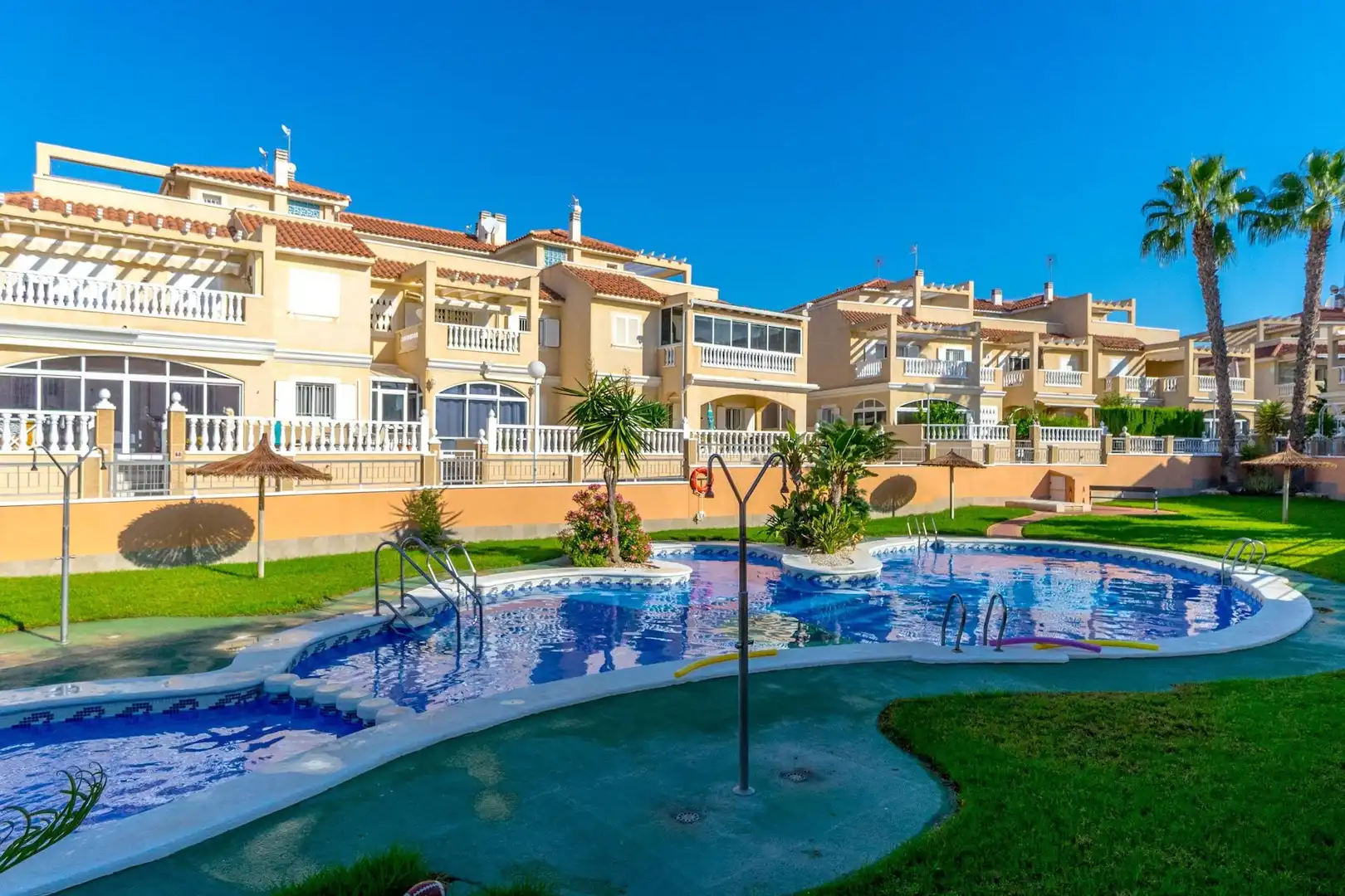 Vista exterior de Dúplex en venda en Orihuela amb Aire condicionat, Jardí privat i Piscina