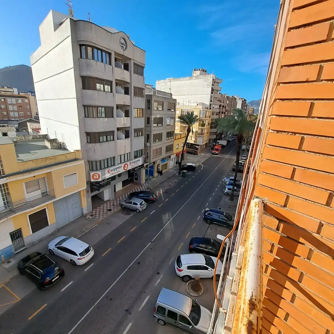 Vista exterior de Pis en venda en Tavernes de la Valldigna amb Balcó i Alarma