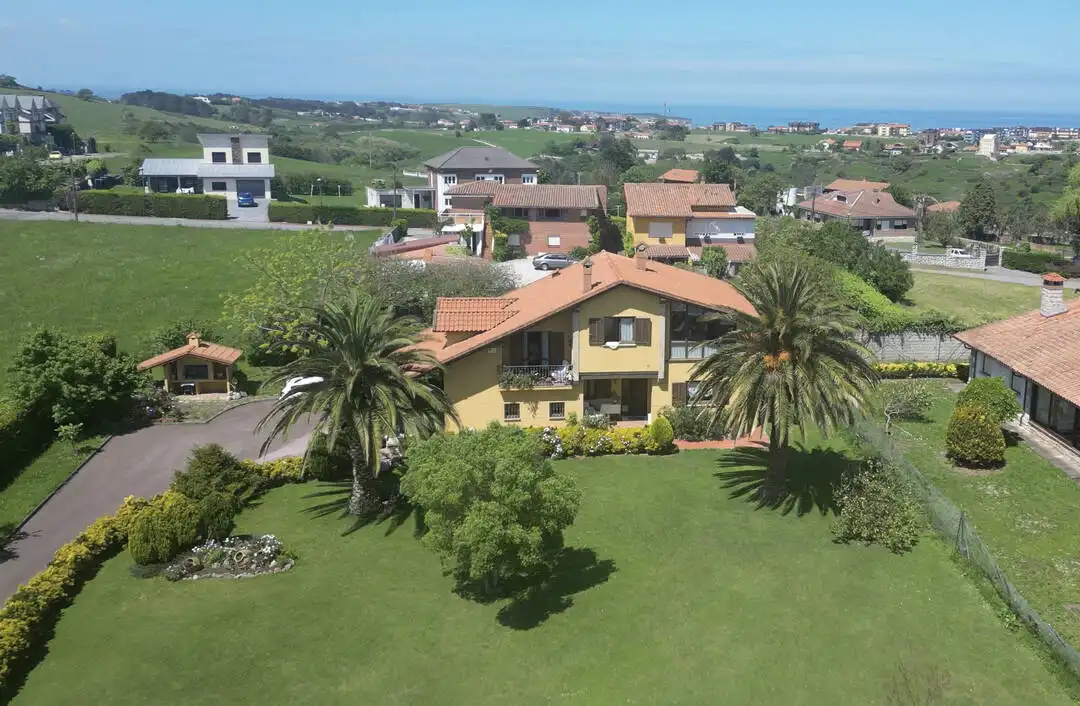 Vista exterior de Casa o xalet en venda en Suances amb Calefacció, Jardí privat i Traster