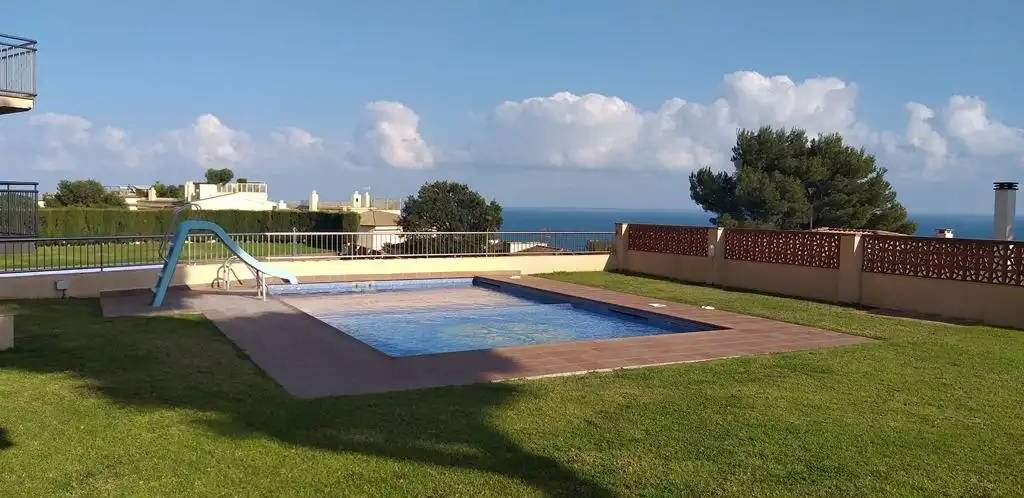 Piscina de Apartament en venda en Sant Feliu de Guíxols amb Aire condicionat, Calefacció i Jardí privat