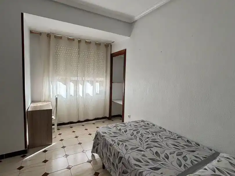 Habitación de Piso para compartir en Plaza de Toros - Avenida Chapí - Trinquete  