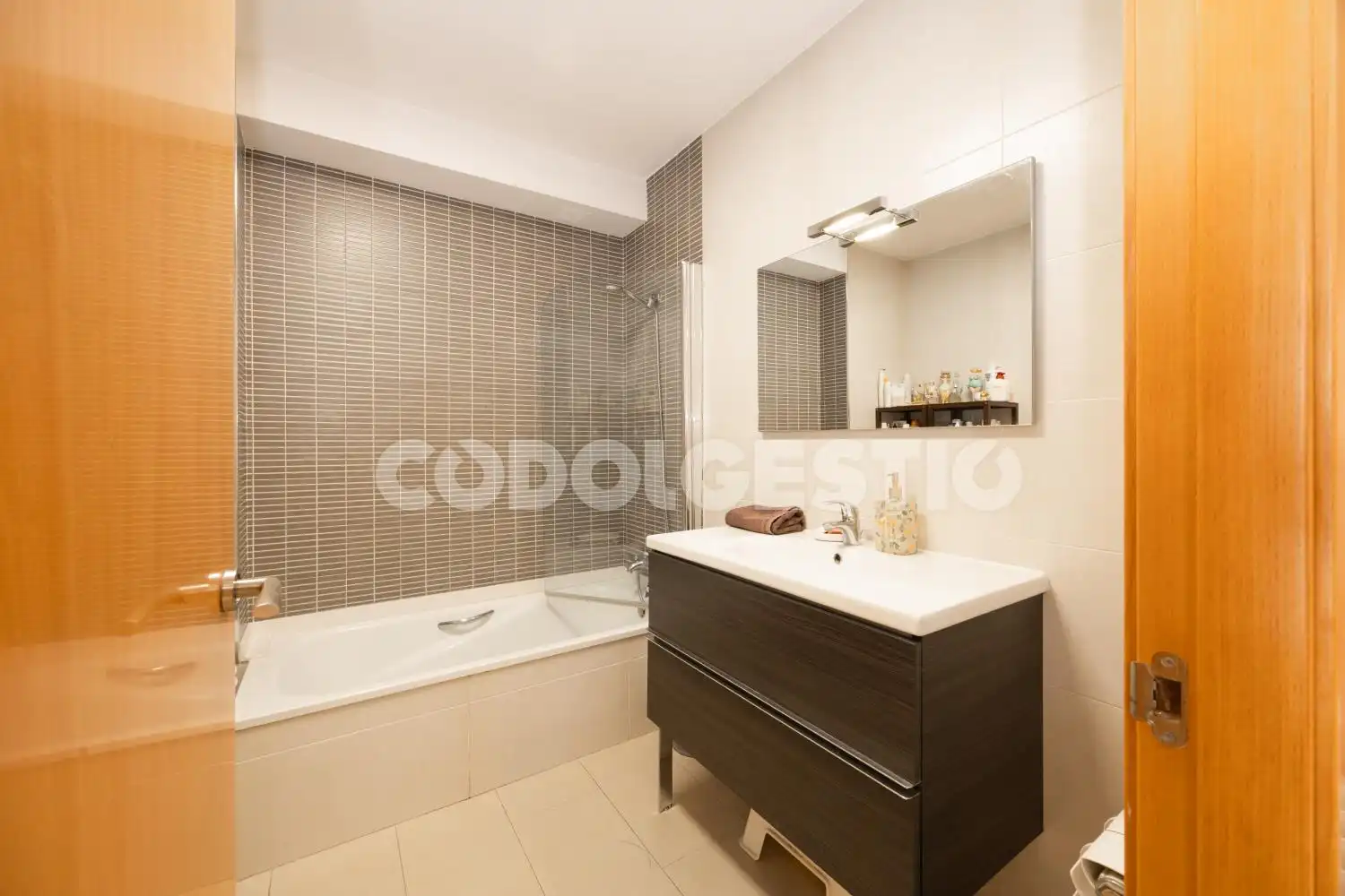 Baño de Piso en venta en Torelló con Terraza y Balcón