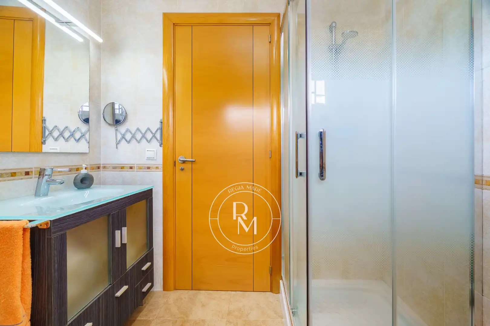 Baño de Casa adosada en venta en Roda de Berà con Aire acondicionado, Calefacción y Jardín privado