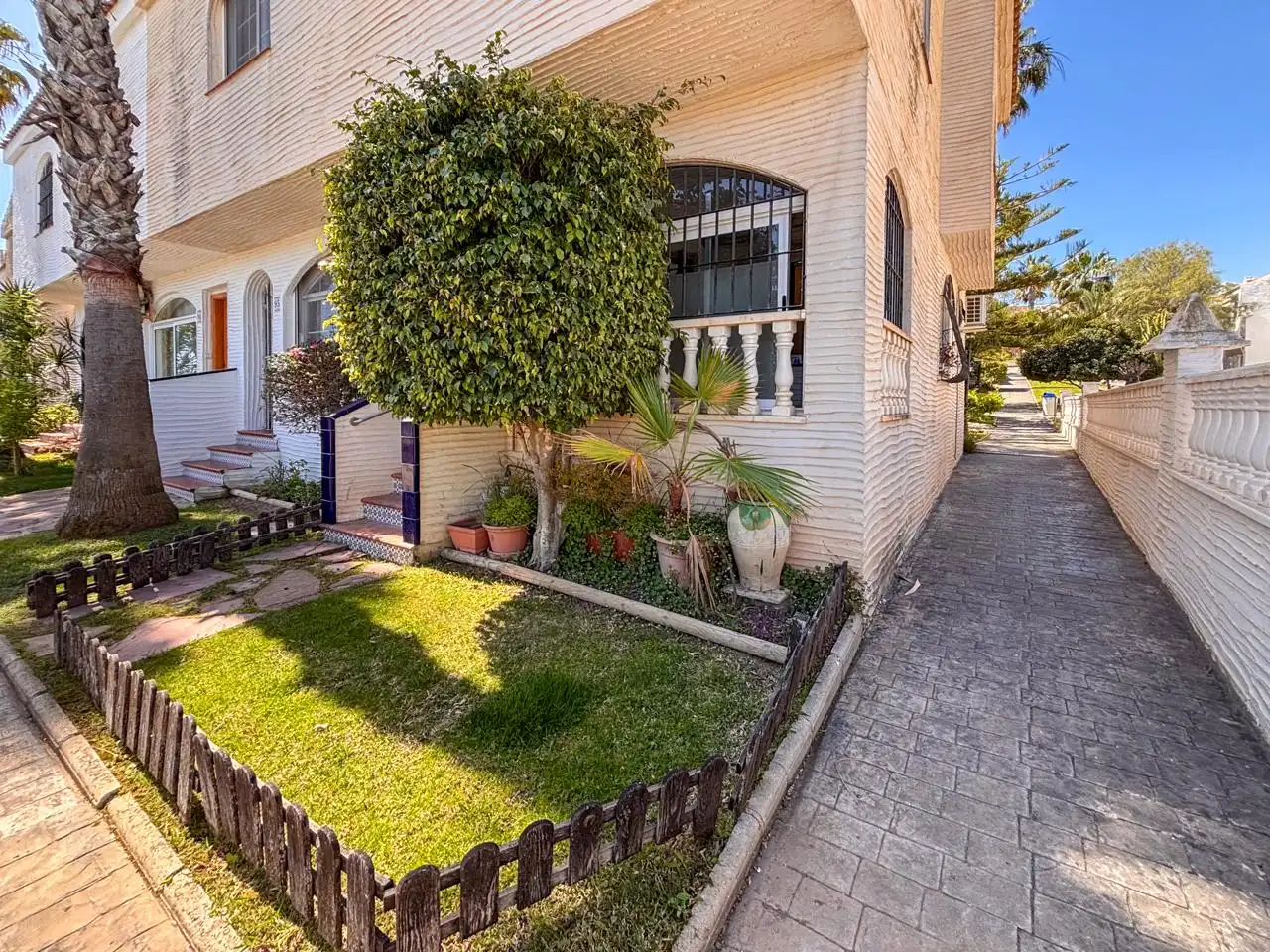Vista exterior de Casa adosada en venda en Santa Pola amb Aire condicionat, Jardí privat i Terrassa