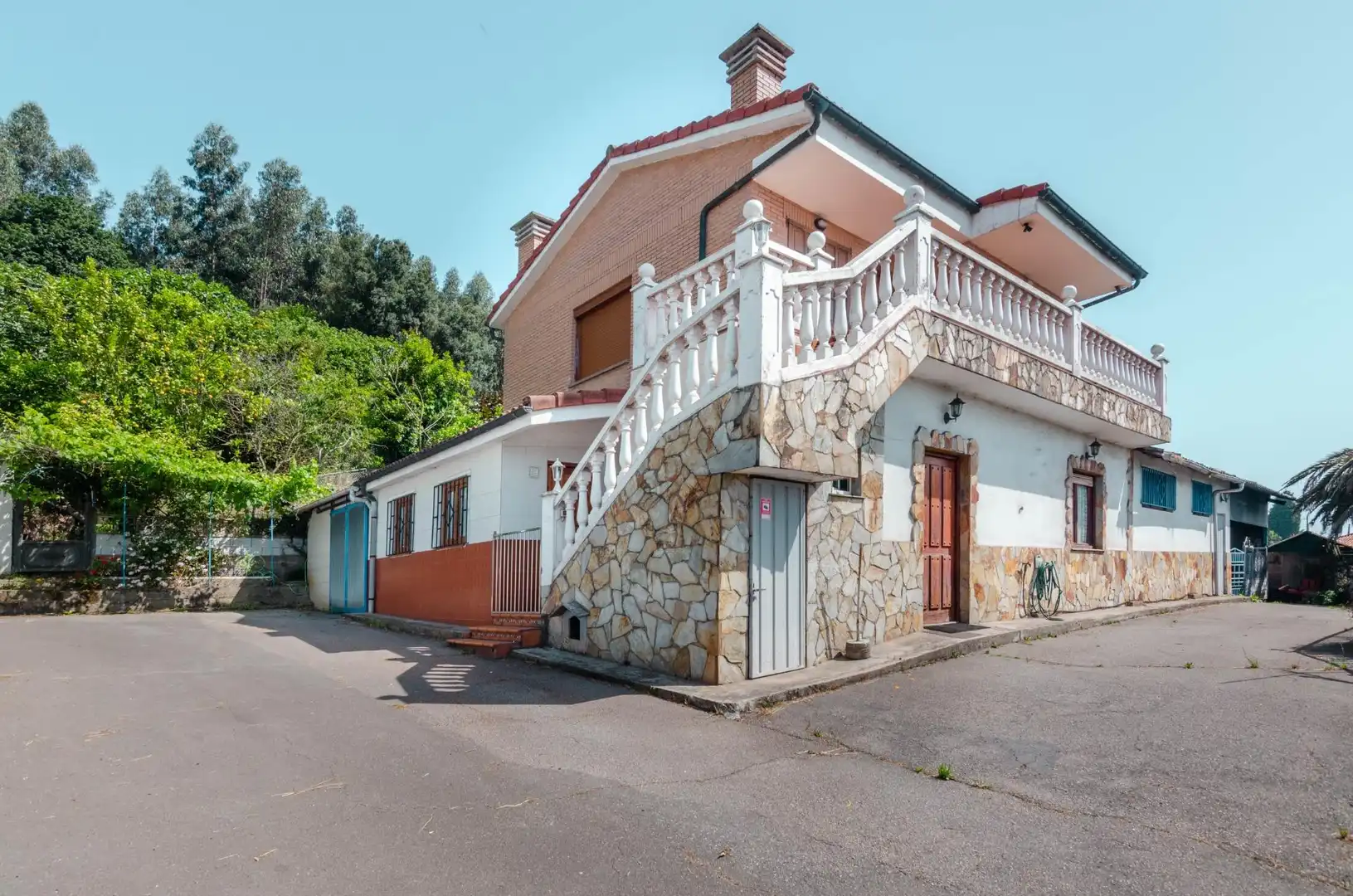 Vista exterior de Casa o xalet en venda en Gijón  amb Calefacció, Jardí privat i Terrassa