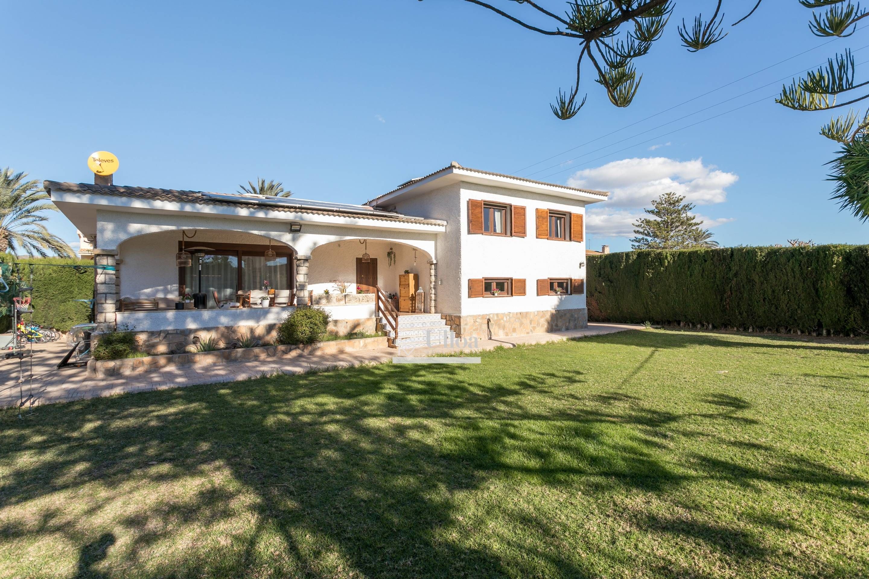 Vista exterior de Casa o xalet en venda en El Campello amb Aire condicionat, Jardí privat i Parquet