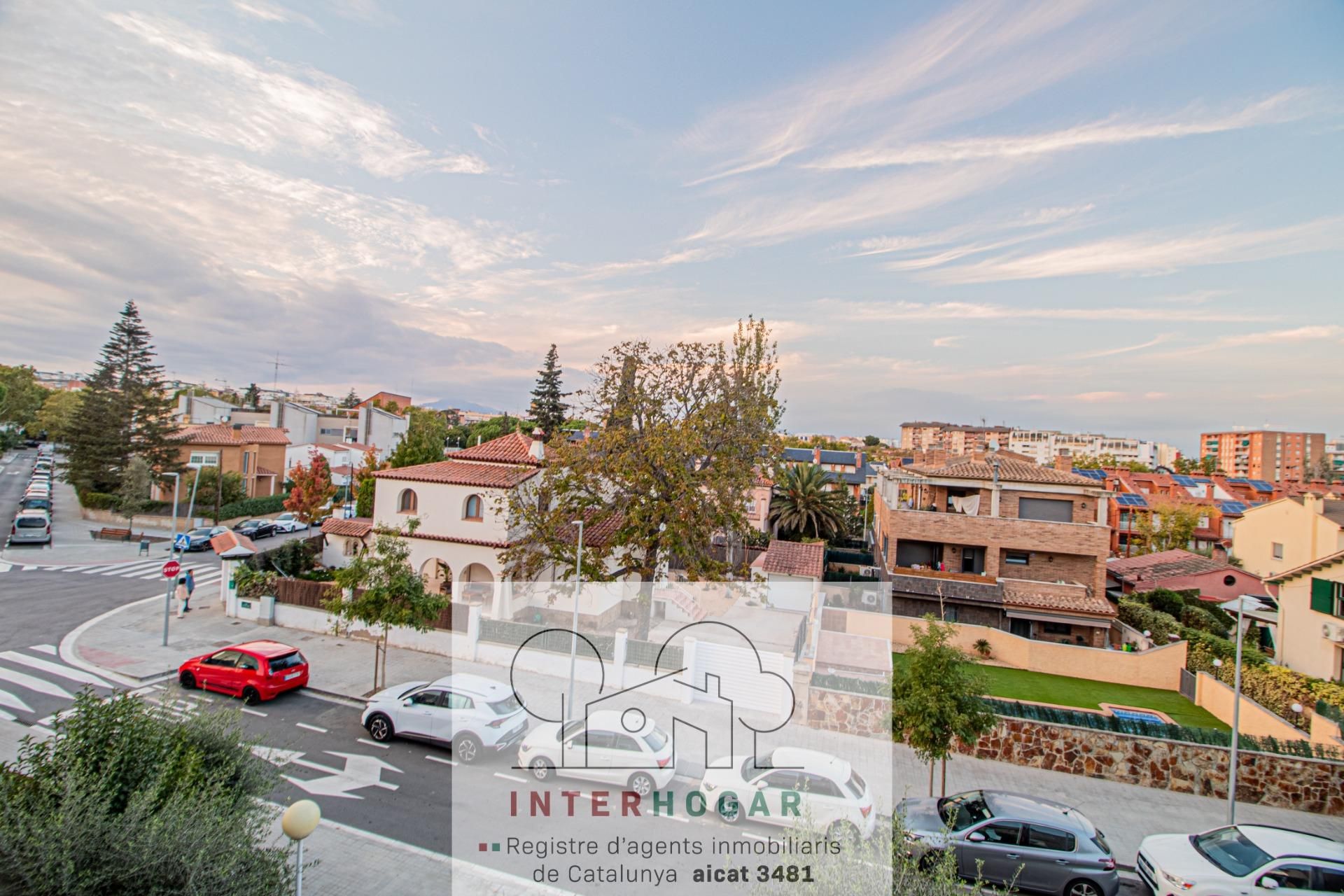 Vista exterior de Dúplex en venda en Cerdanyola del Vallès amb Jardí privat, Parquet i Terrassa