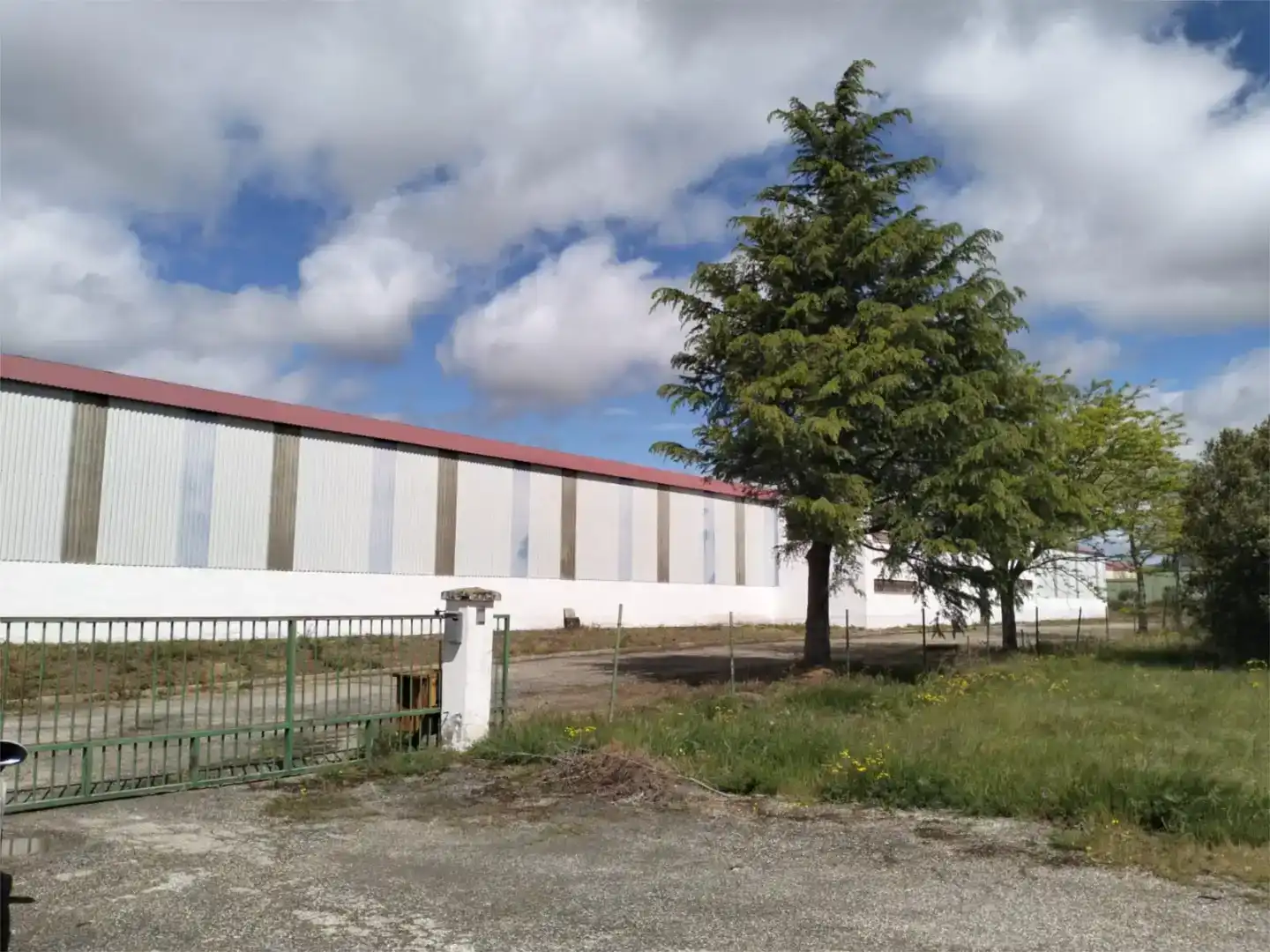 Außenansicht von Fabrikhallen zur Miete in Canal de Berdún