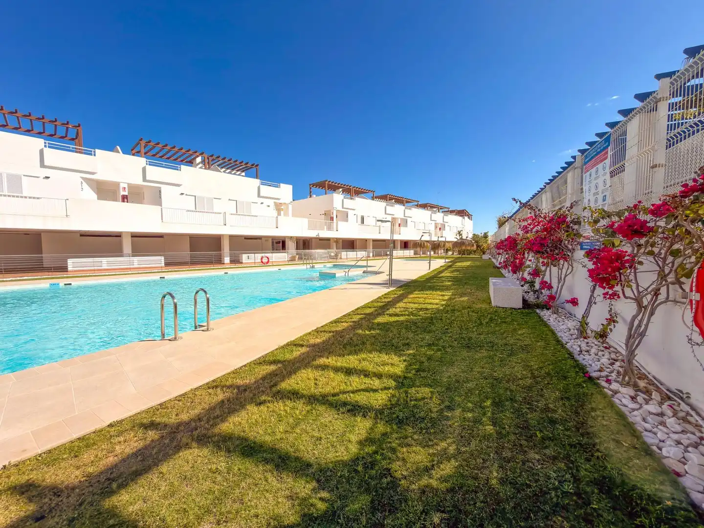 Piscina de Ático en venta en Mojácar con Aire acondicionado, Calefacción y Jardín privado
