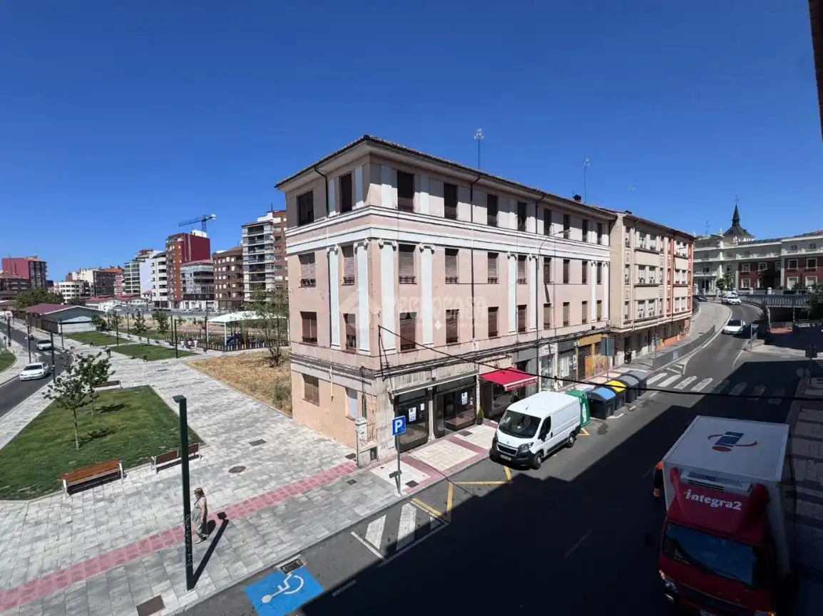 Exterior view of Flat for rent in León Capital   with Heating, Parquet flooring and Terrace