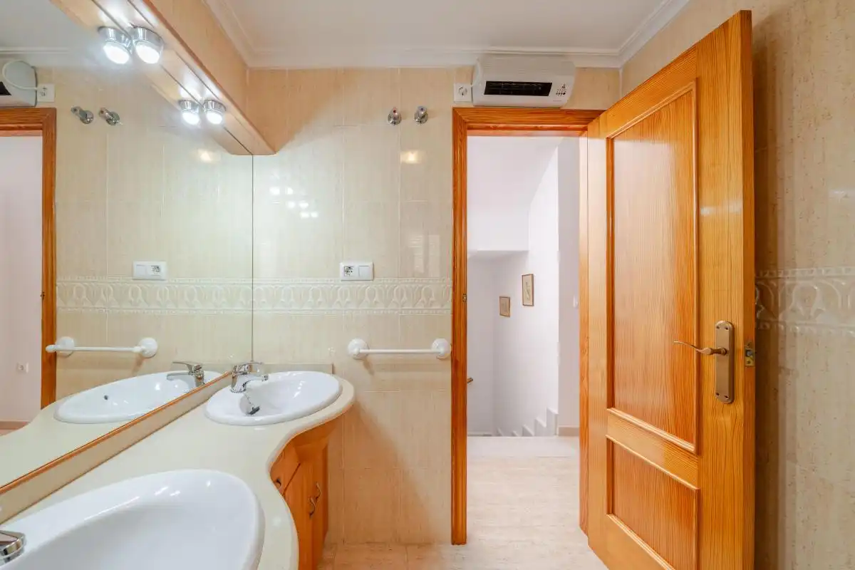 Baño de Dúplex en venta en Santa Pola con Aire acondicionado, Calefacción y Jardín privado