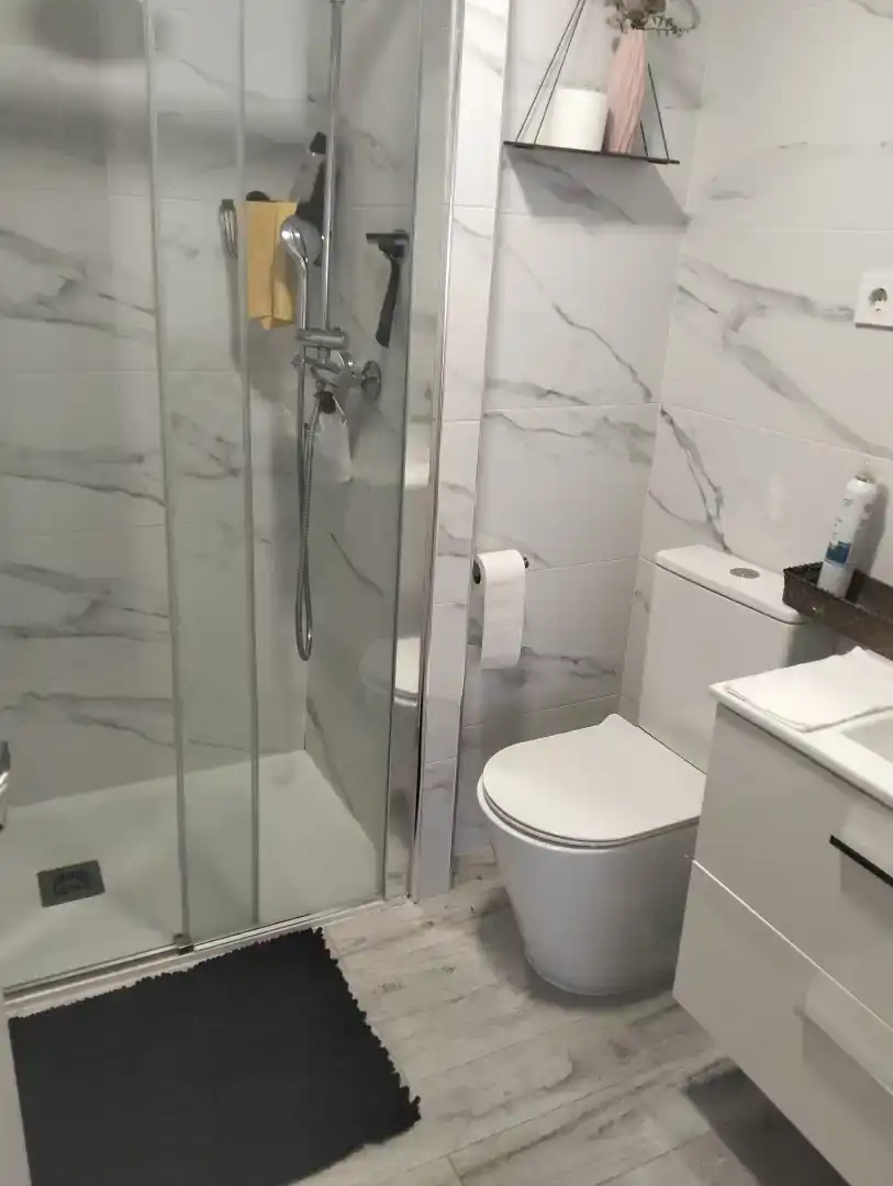 Baño de Piso para compartir en Navalcarnero con Parquet, Amueblado y Horno