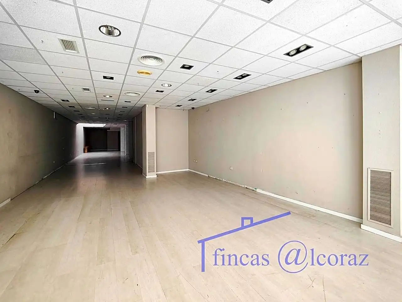 Local comercial de lloguer a Concepción Arenal