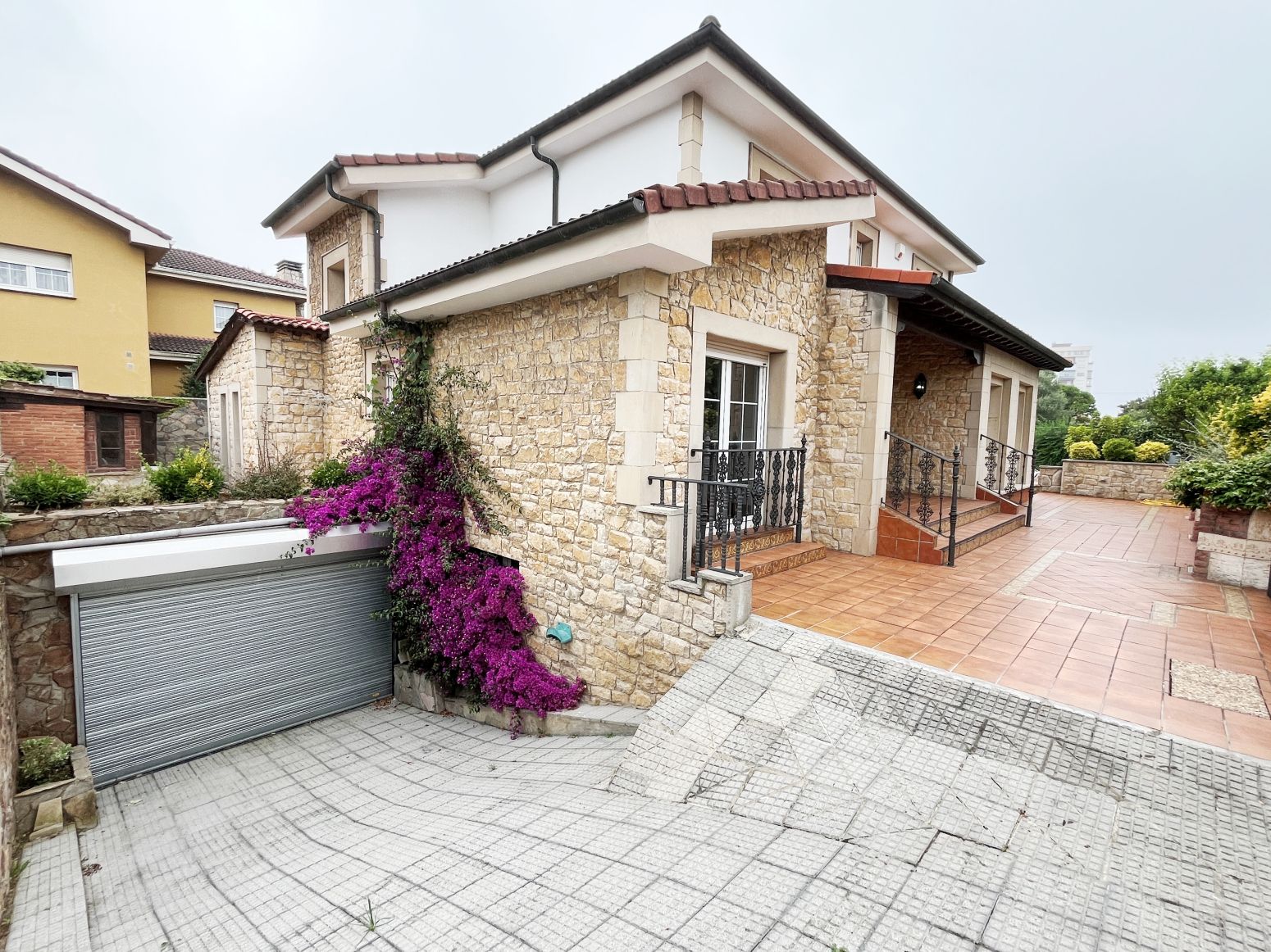 Vista exterior de Casa o xalet en venda en Castrillón amb Calefacció, Parquet i Terrassa