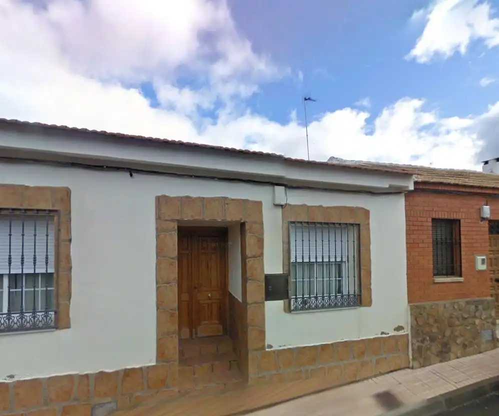 Vista exterior de Casa adosada en venta en Porzuna con Calefacción y Terraza