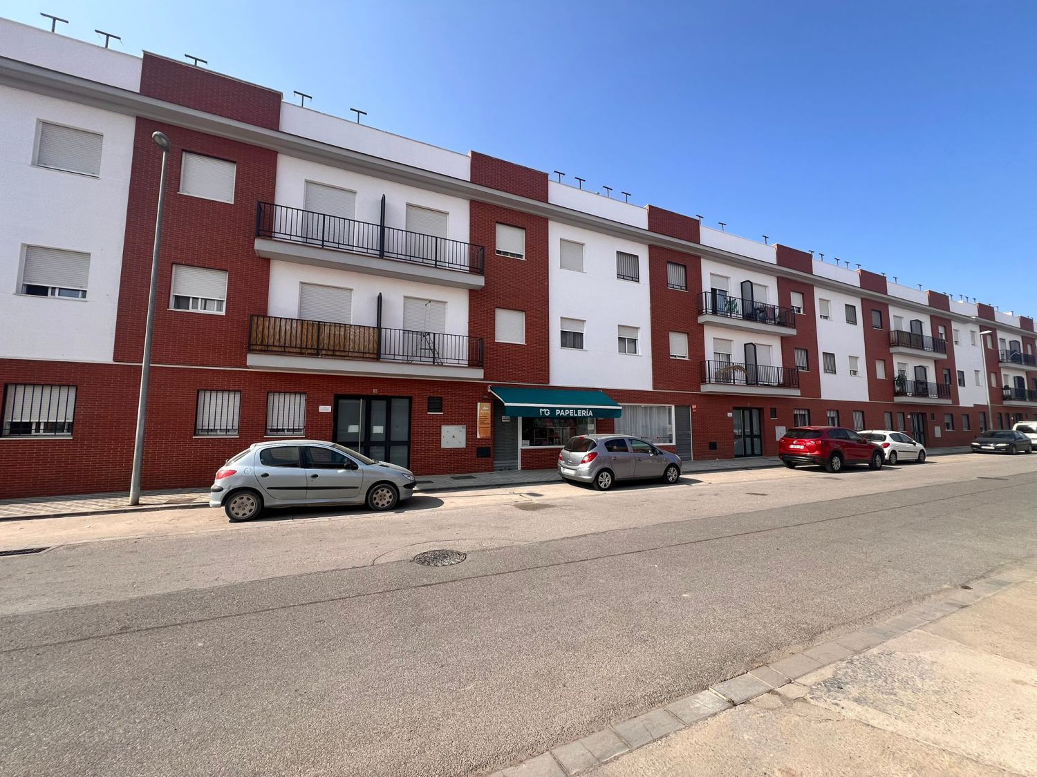 Exterior view of Flat for sale in Los Palacios y Villafranca  with Air Conditioner and Storage room