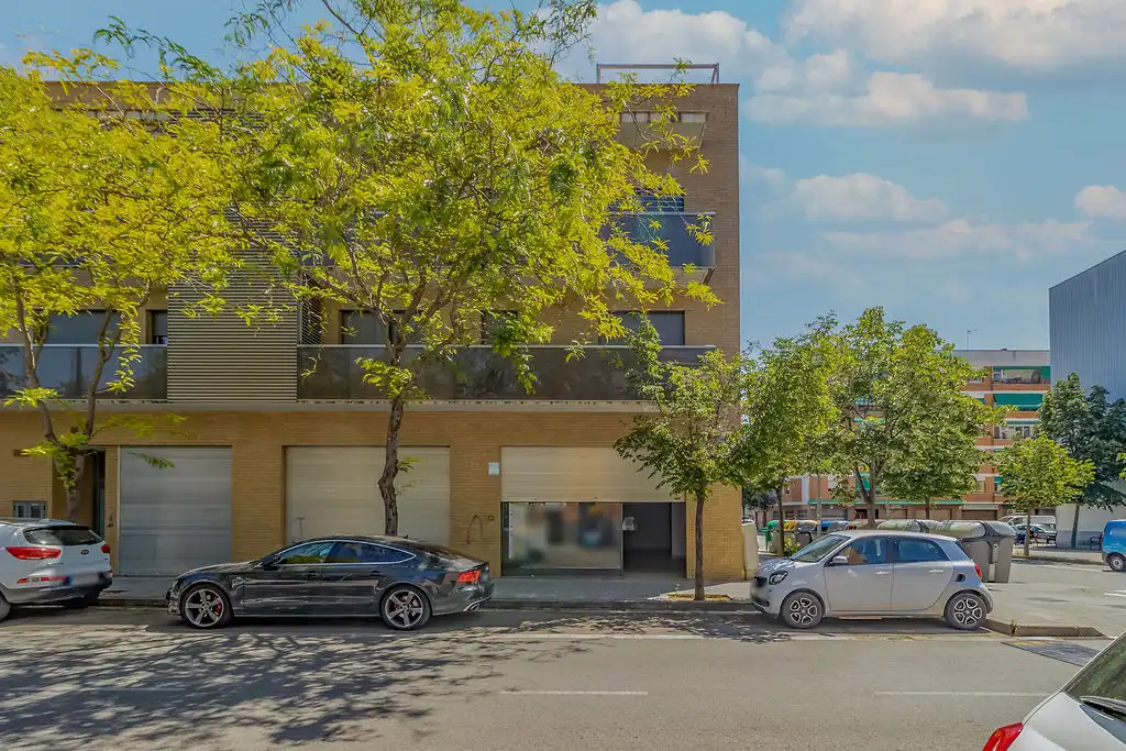 Vista exterior de Local en venta en Granollers