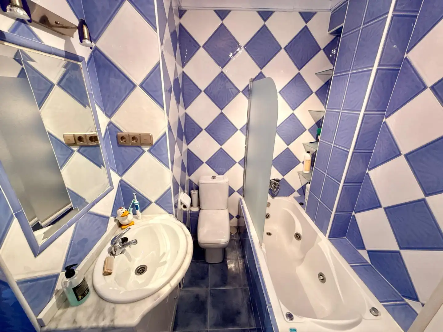 Baño de Apartamento en venta en Torremolinos con Terraza, Amueblado y Piscina comunitaria