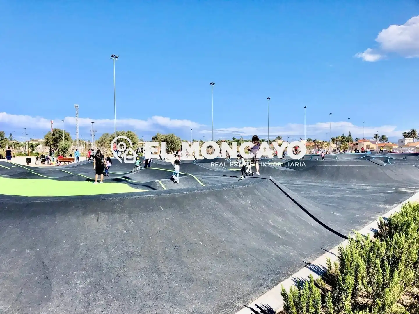 Vista exterior de Casa o xalet en venda en Orihuela amb Aire condicionat, Calefacció i Jardí privat
