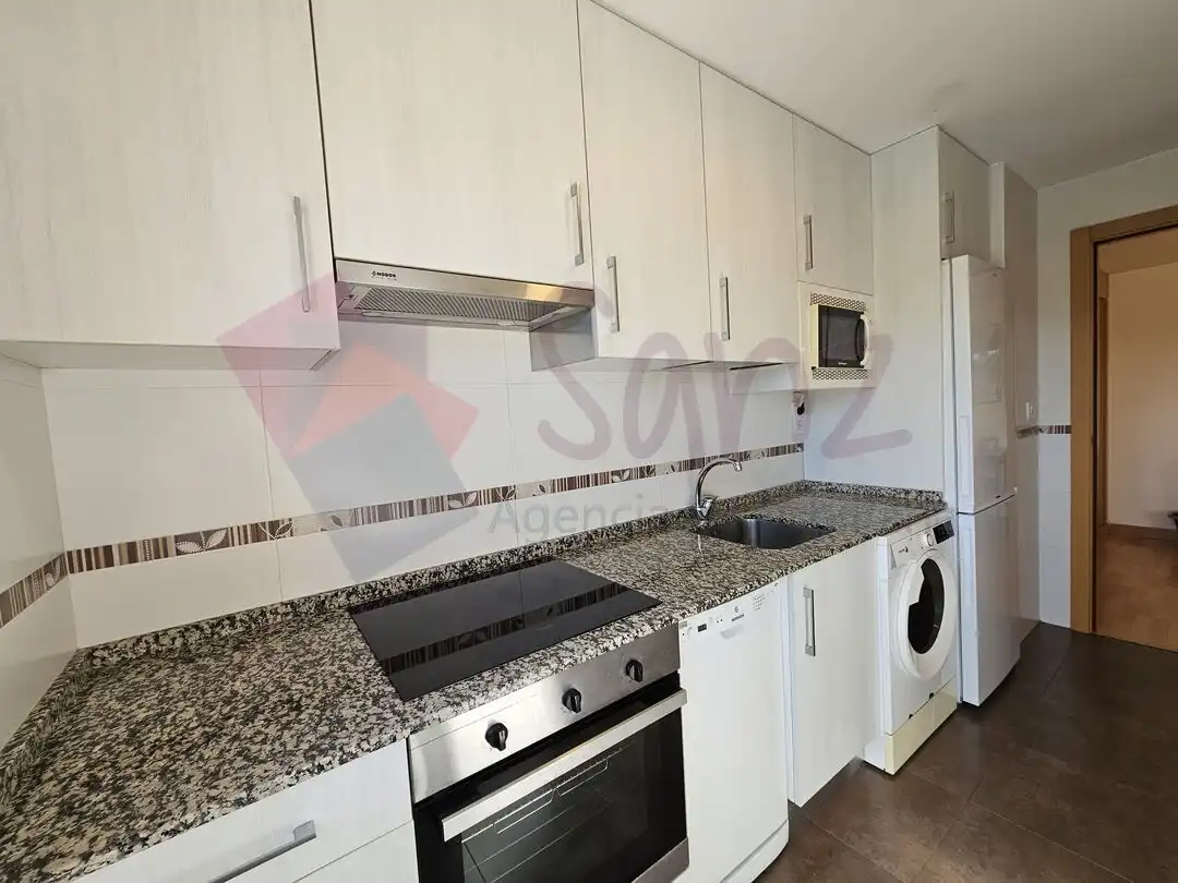 Cocina de Apartamento de alquiler en Lardero con Aire acondicionado, Calefacción y Jardín privado