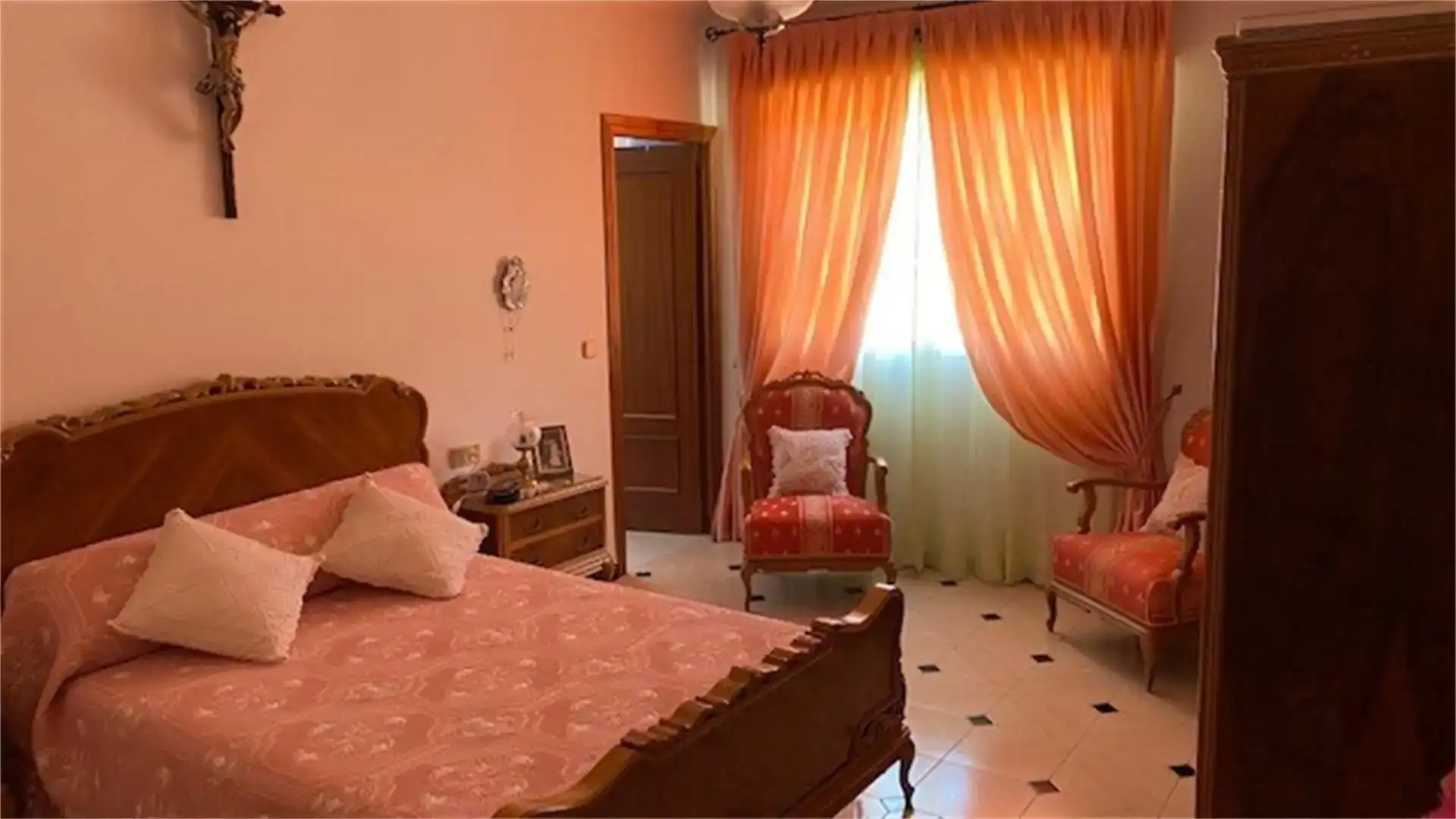 Dormitori de Casa o xalet en venda en Dos Hermanas amb Aire condicionat, Traster i Moblat