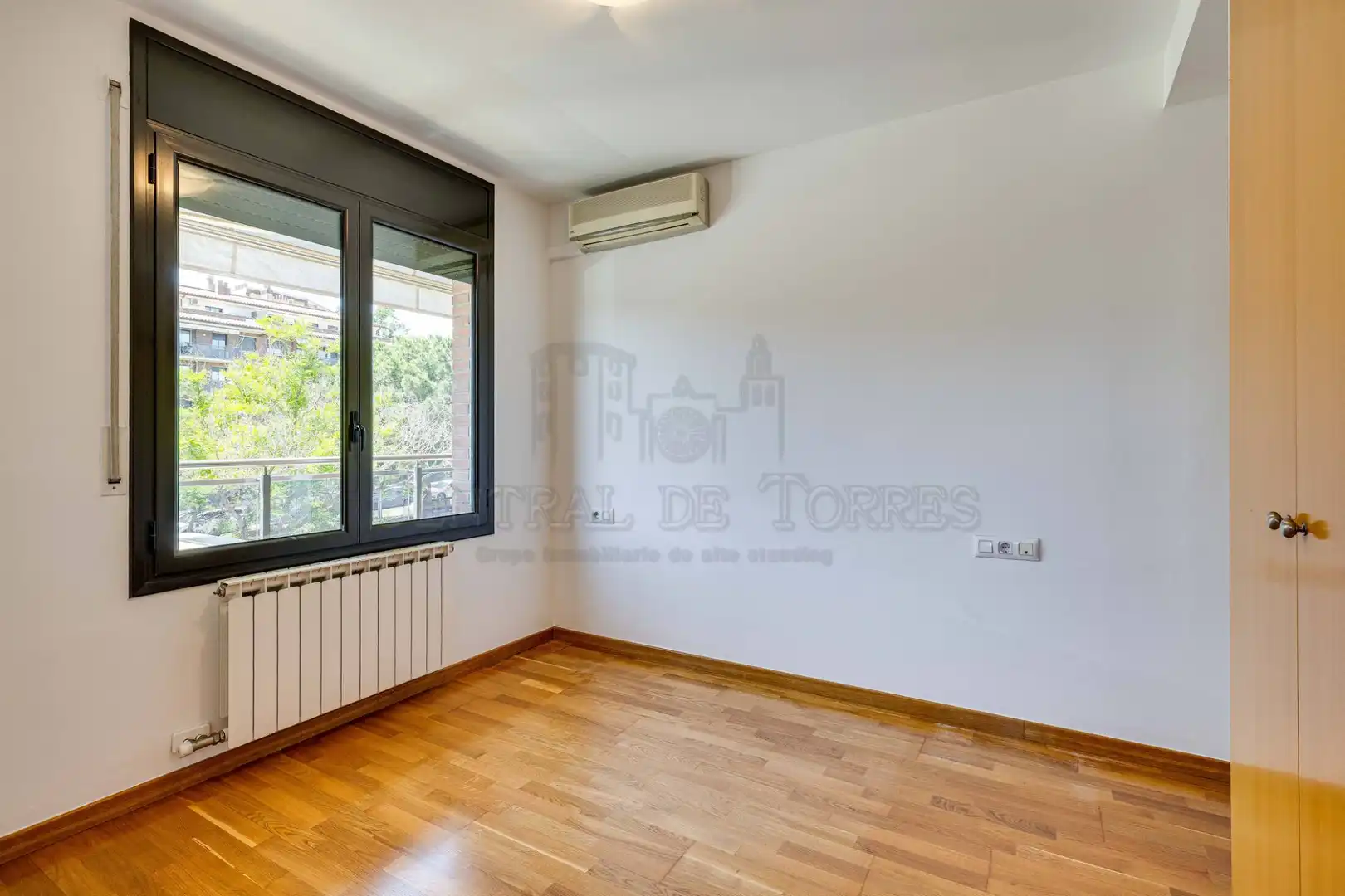 Bedroom of Flat for sale in Sant Cugat del Vallès  with Air Conditioner, Heating and Parquet flooring