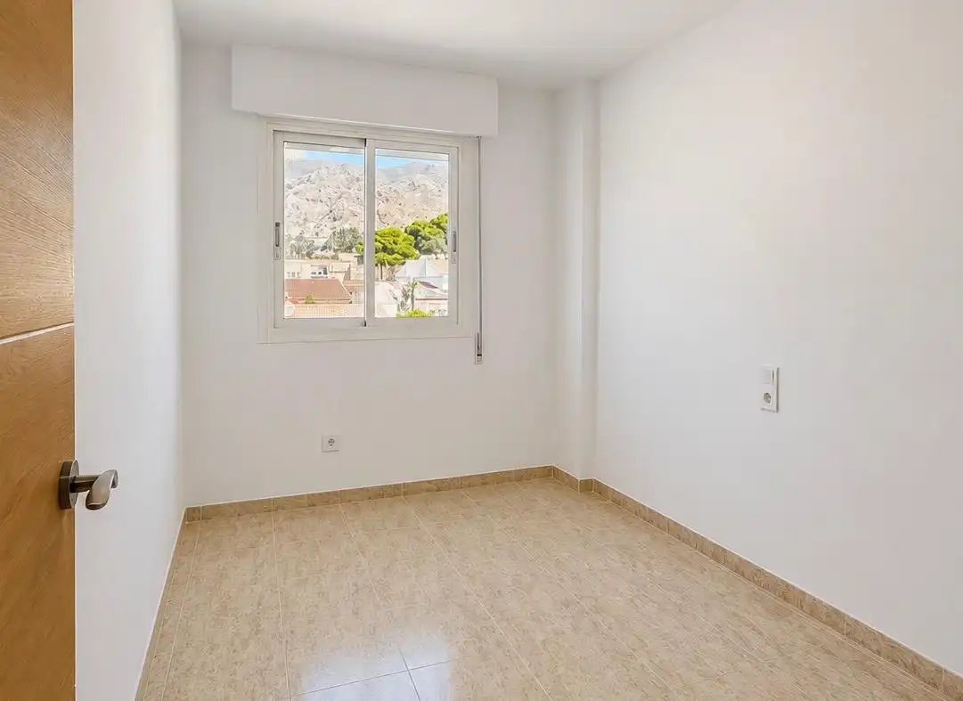 Habitación de Piso en venta en Roquetas de Mar con Jardín privado, Terraza y Piscina comunitaria