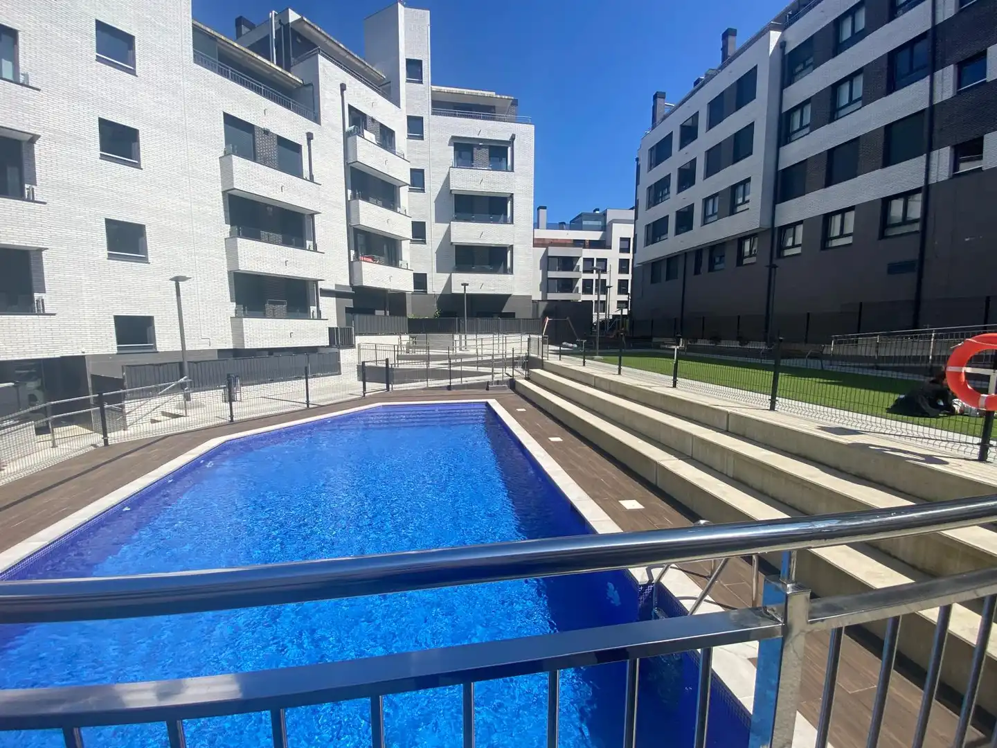 Piscina de Pis en venda en Castro-Urdiales amb Calefacció, Jardí privat i Terrassa