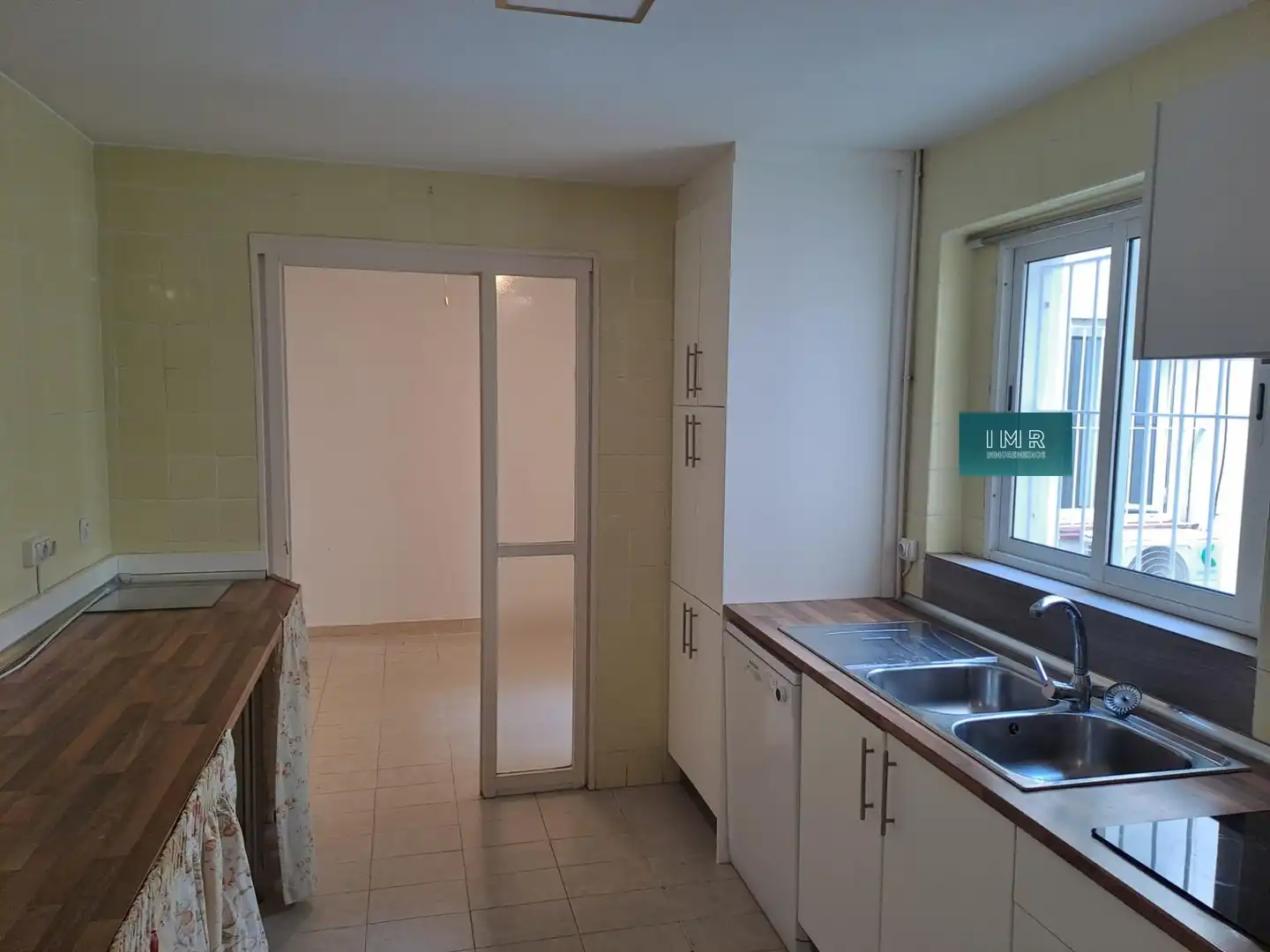 Kitchen of Flat for rent in Sevilla  with Air Conditioner and Storage room