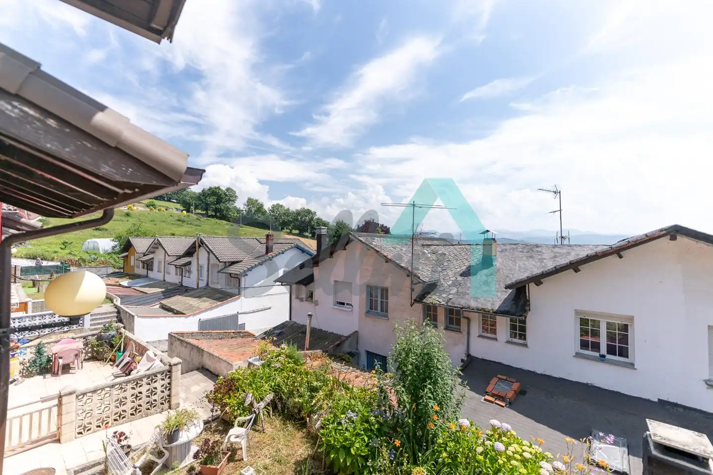 Außenansicht von Einfamilien-Reihenhaus zum Verkauf in Tineo mit Privatgarten