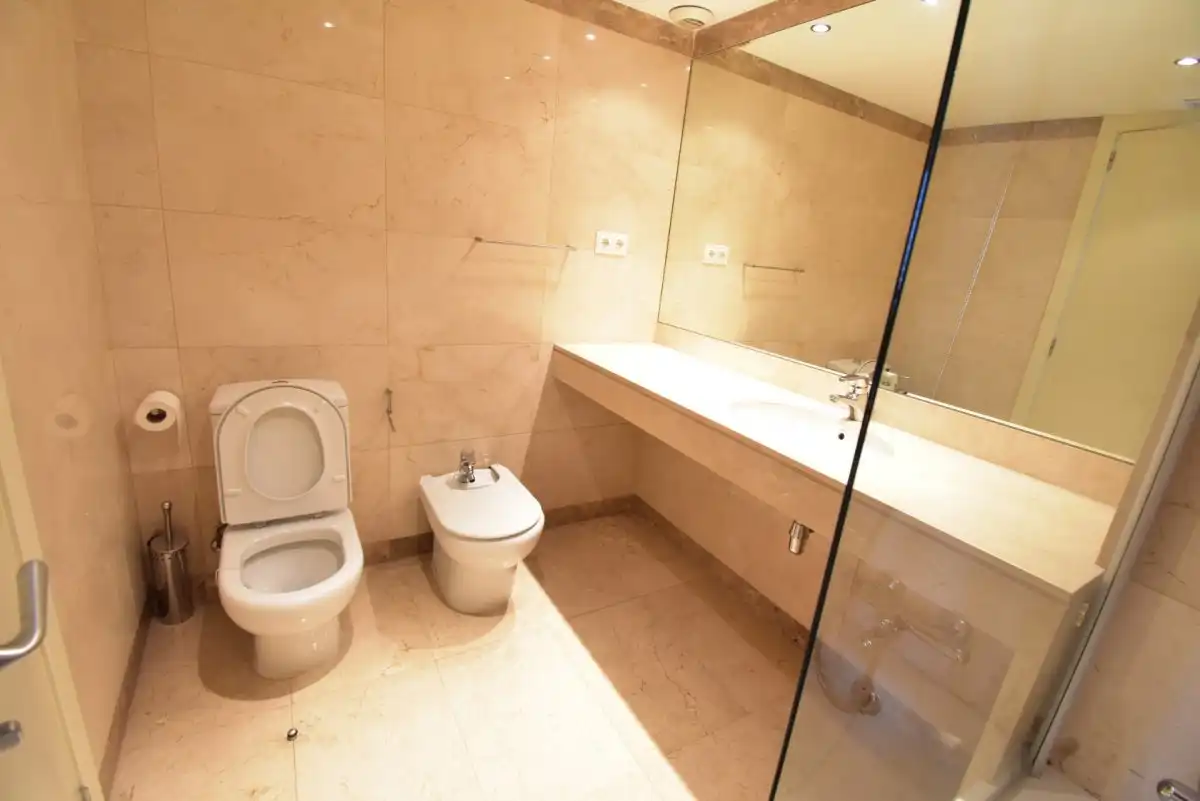 Badezimmer von Wohnung zur Miete in Barcelona mit Klimaanlage, Heizung und Privatgarten