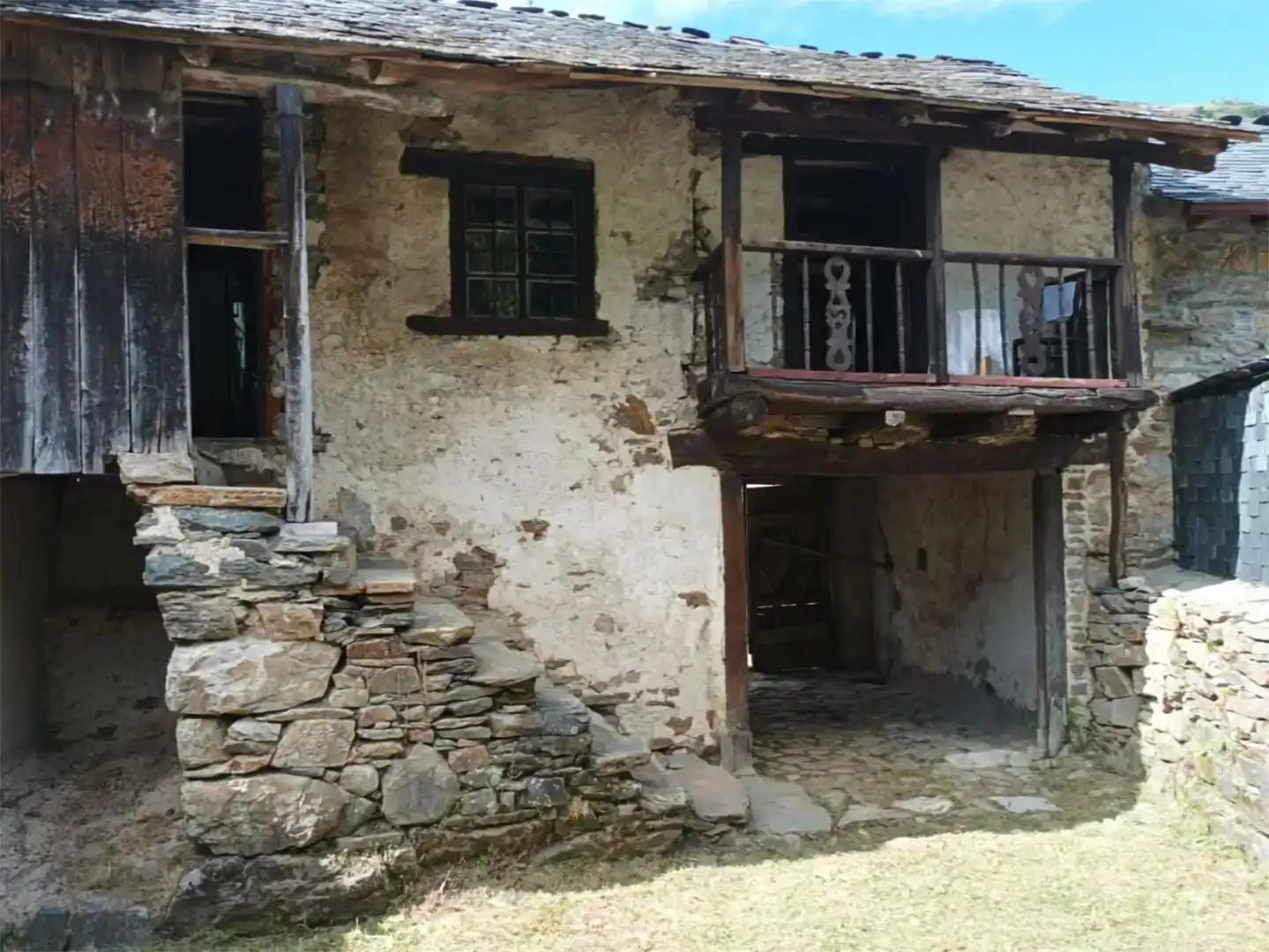 Vista exterior de Casa o chalet en venta en Murias de Paredes con Balcón