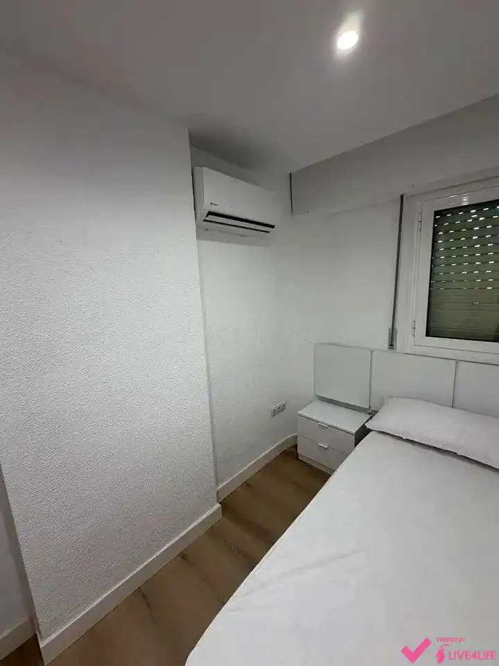 Schlafzimmer von Wohnung zur Miete in Valencia mit Klimaanlage, Terrasse und Möbliert