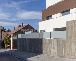 Exterior view of Single-family semi-detached for sale in  Madrid Capital  with Air Conditioner, Heating and Private garden