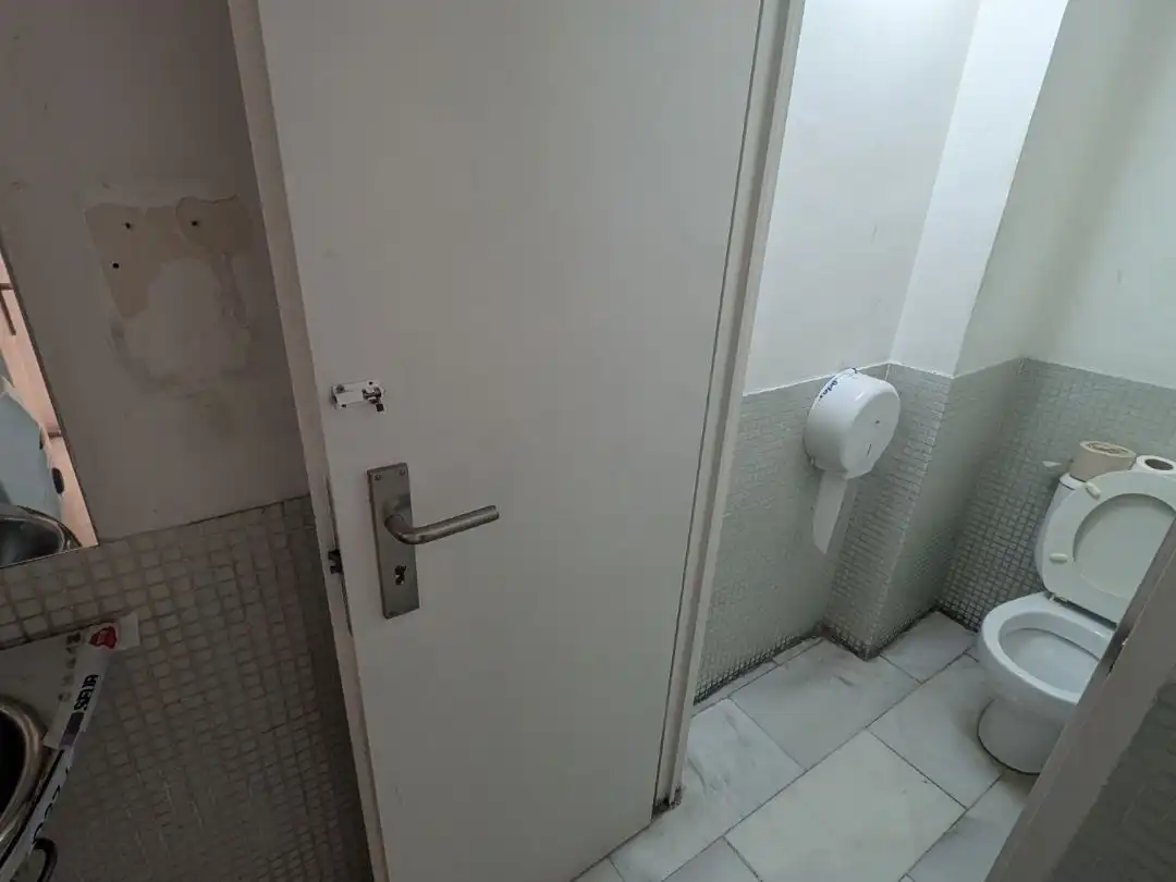 Badezimmer von Geschaftsraum zur Miete in Madrid mit Klimaanlage, Heizung und Alarm