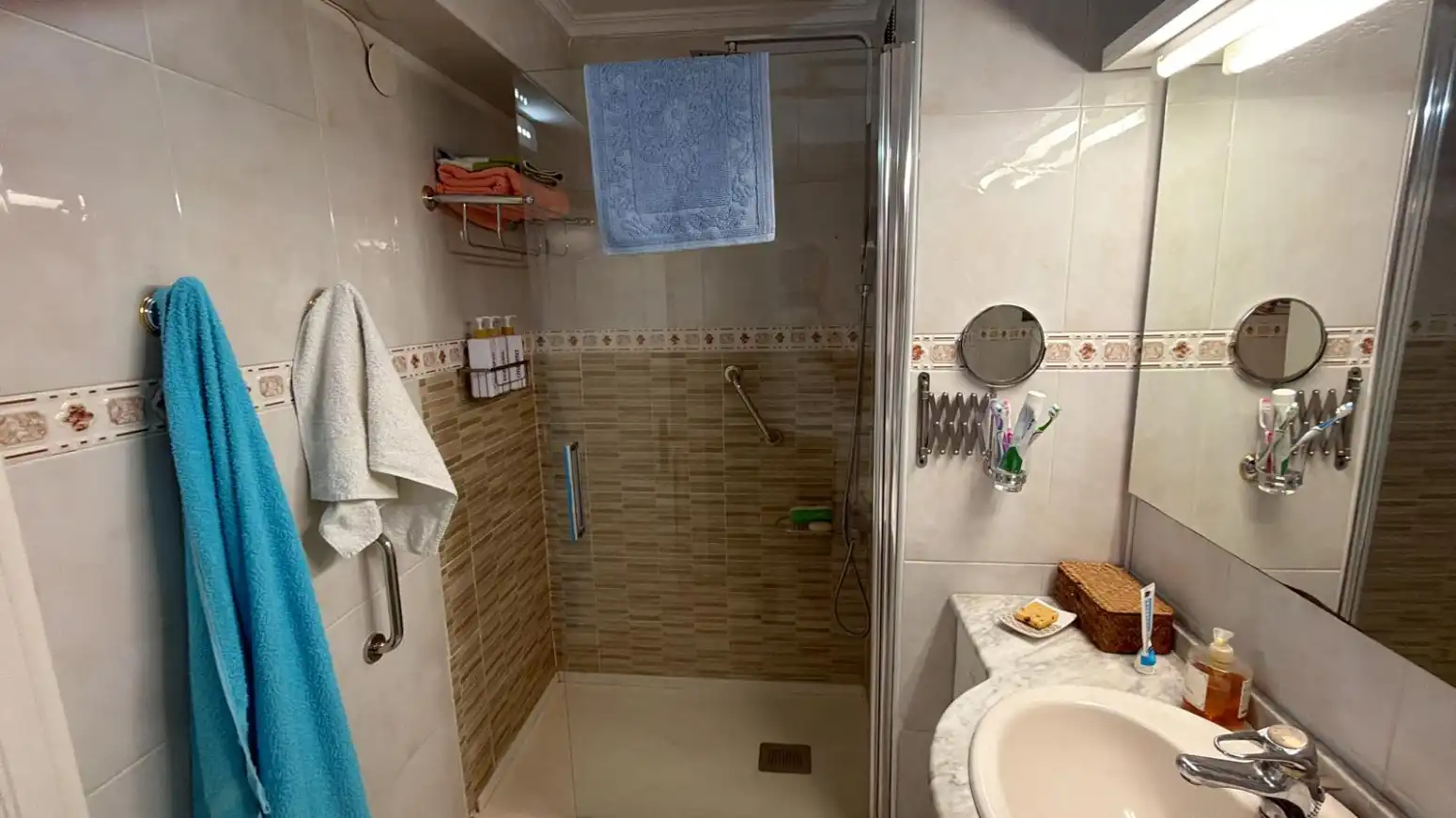 Bathroom of Flat for rent in Gijón   with Heating and Terrace