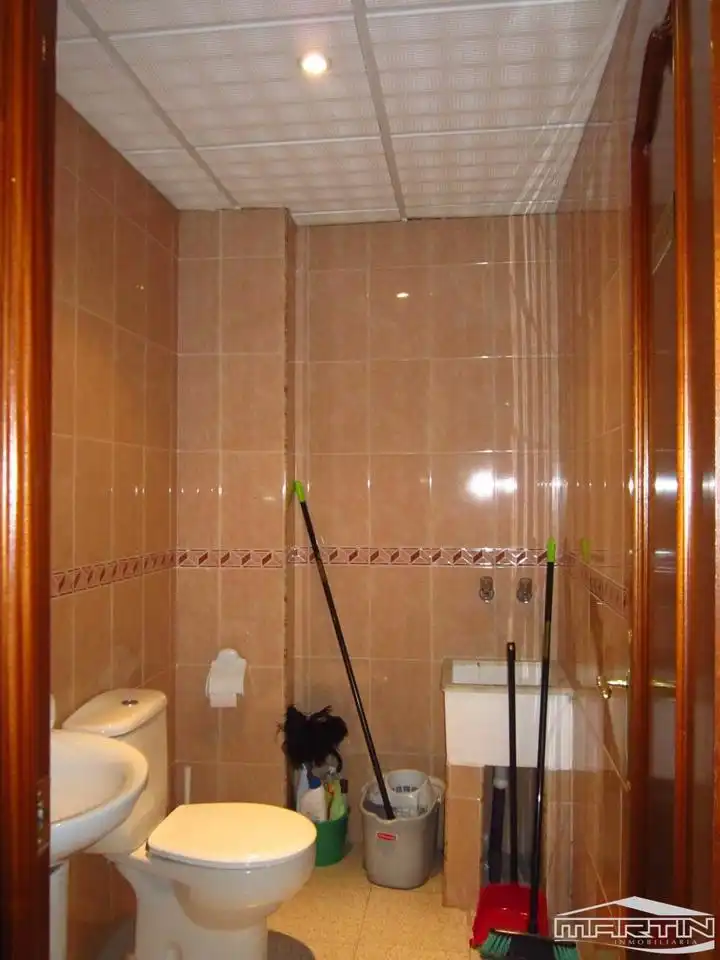 Badezimmer von Büro zur Miete in Lucena mit Klimaanlage