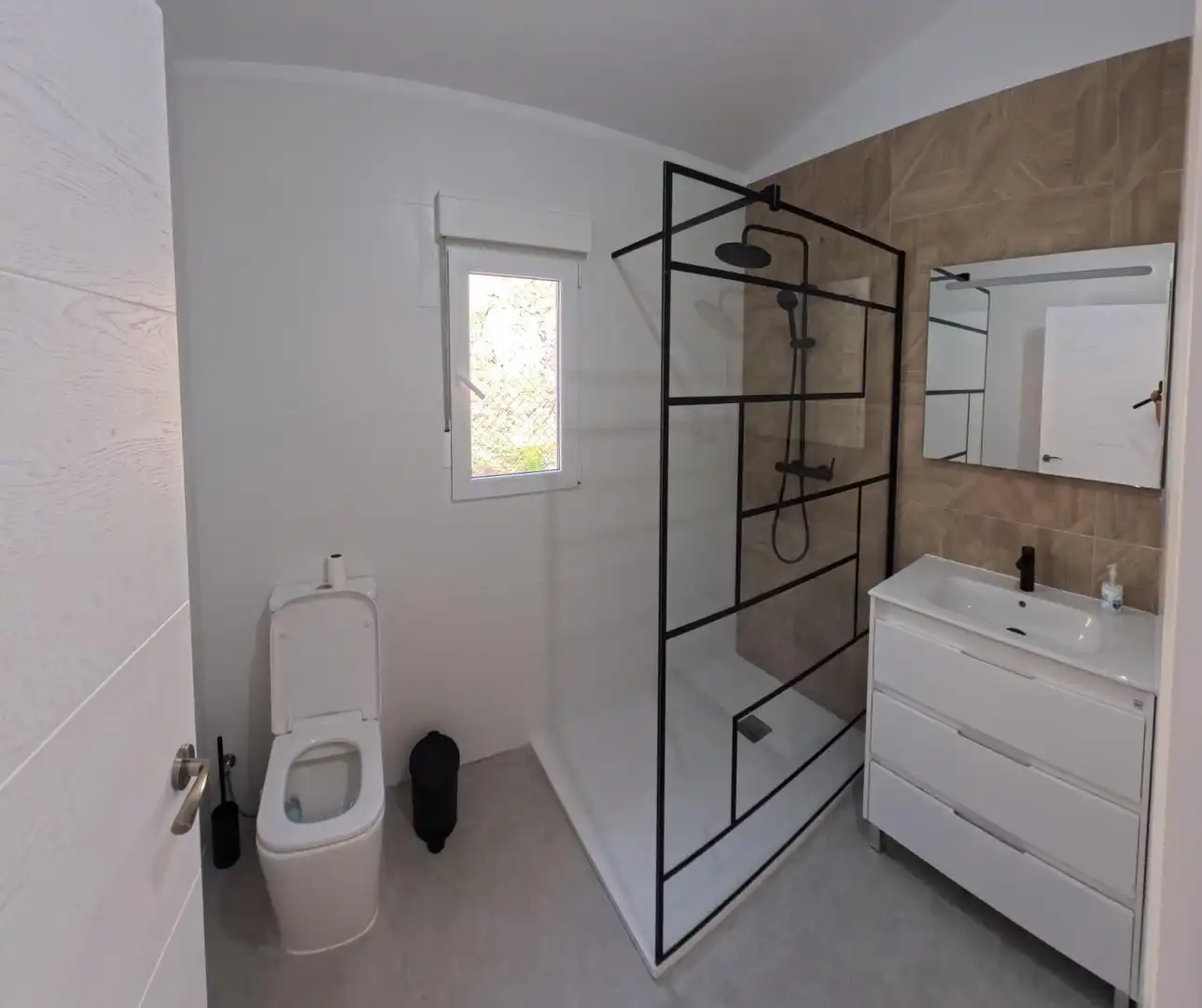 Badezimmer von Country house zur Miete in Sayalonga mit Privatgarten, Terrasse und Schwimmbad