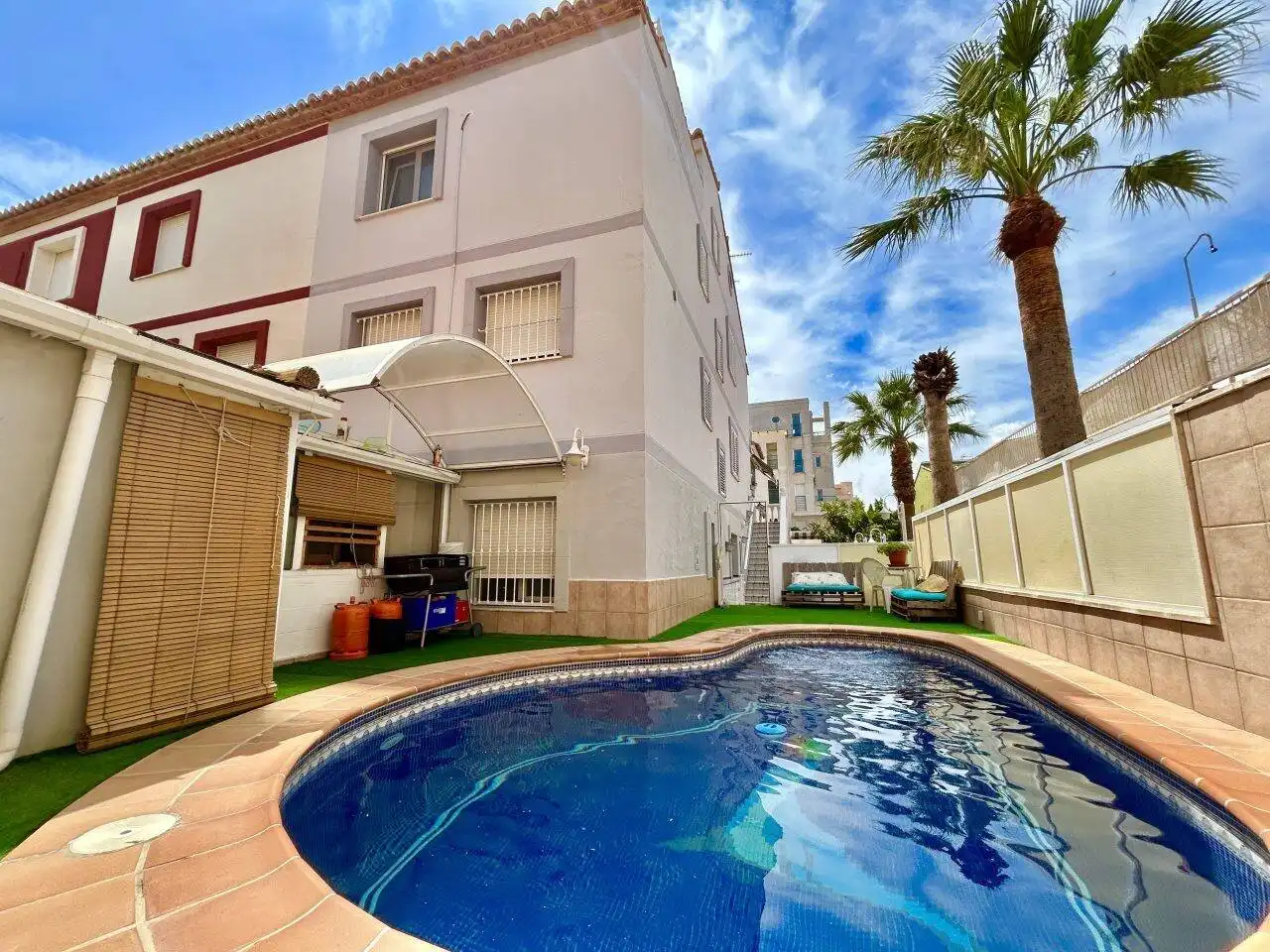 Piscina de Casa adosada en venda en Oliva amb Aire condicionat, Calefacció i Jardí privat
