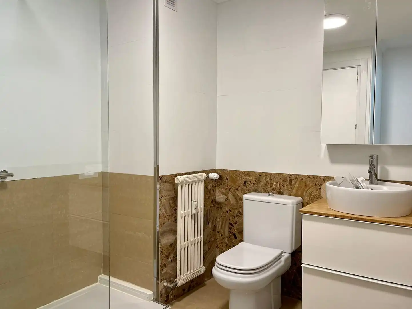 Badezimmer von Wohnung zur Miete in Madrid mit Heizung