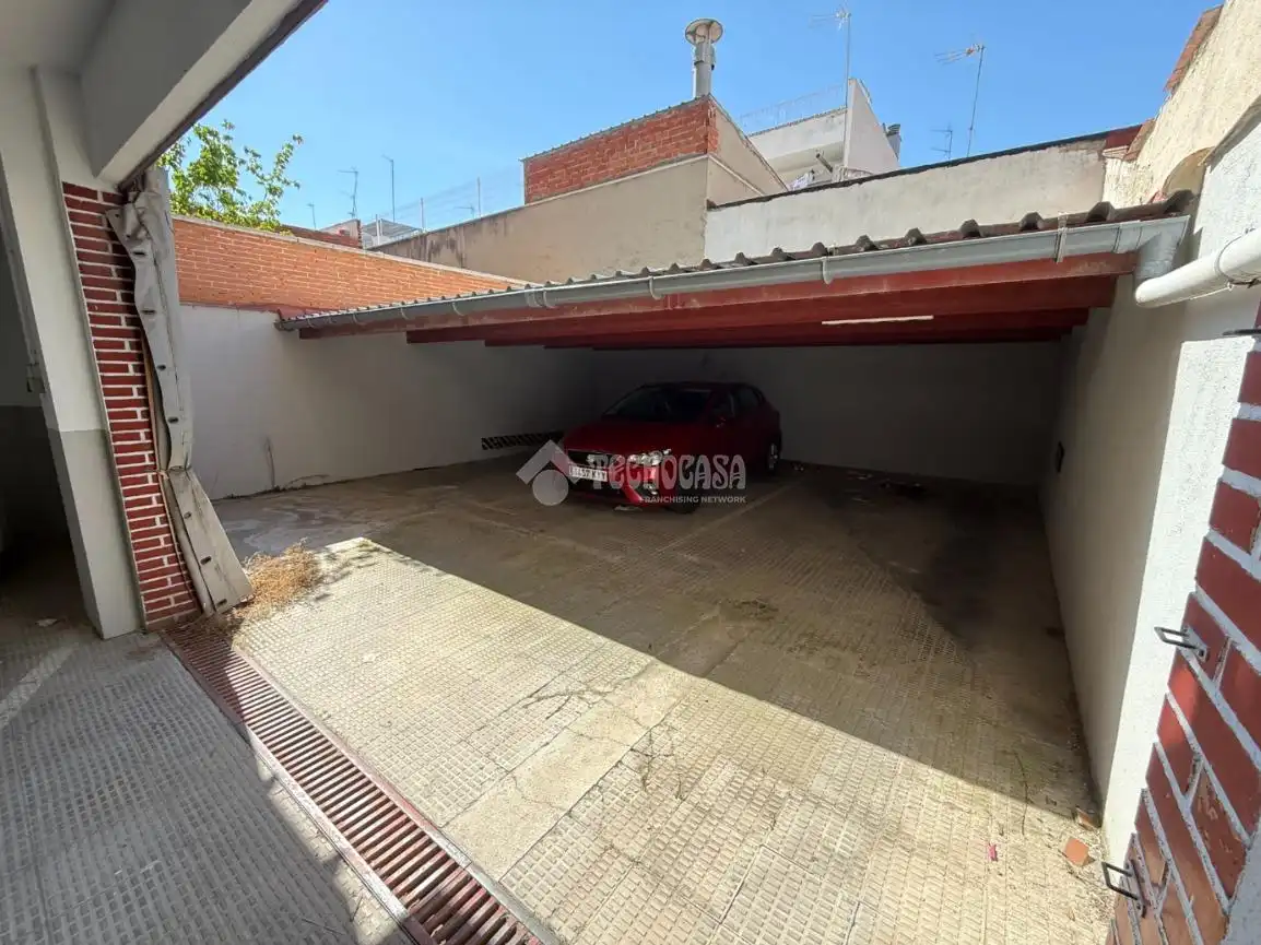 Aparcament de Local en venda en Madrid
