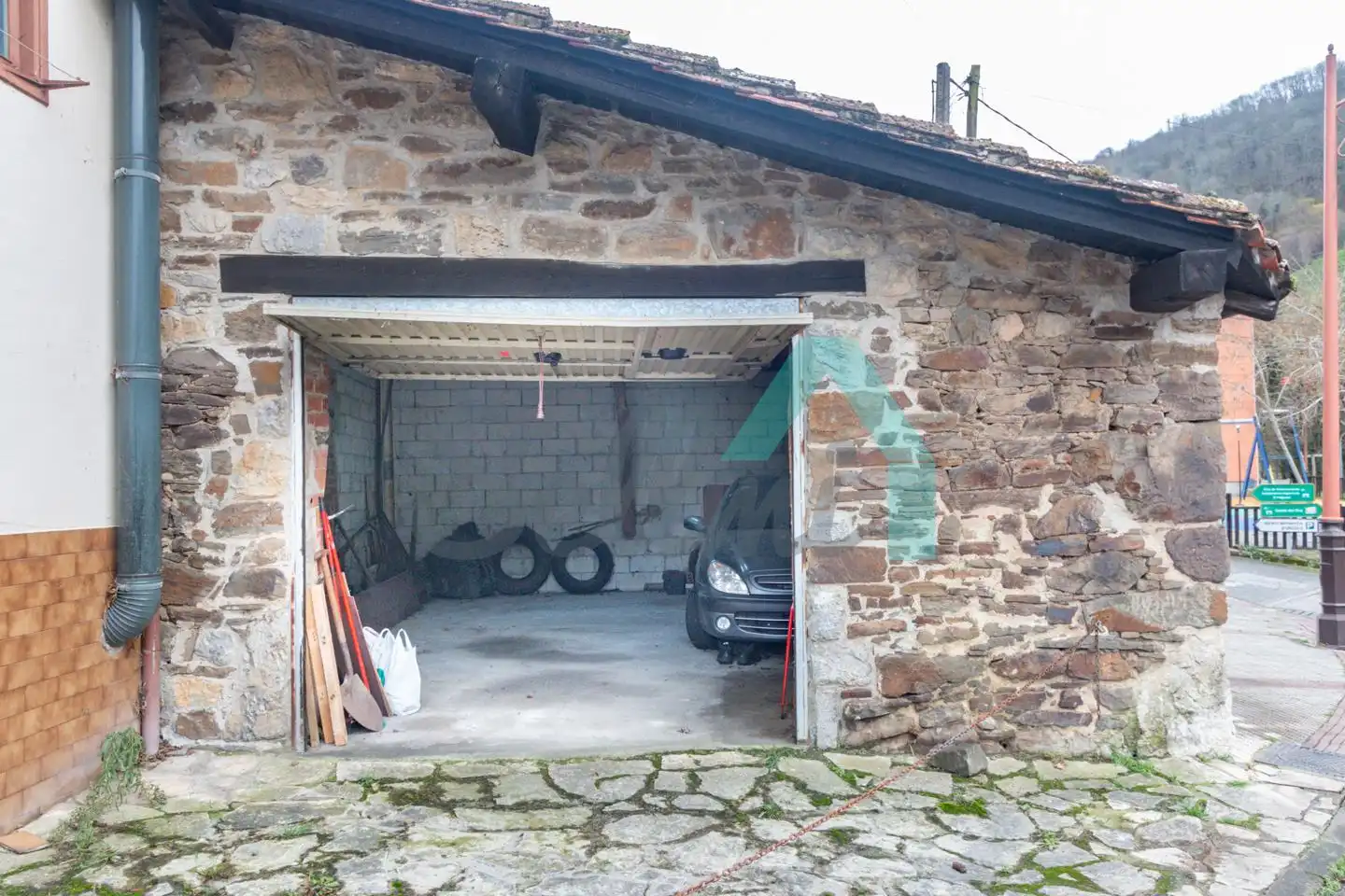 Parking de Casa adosada en venta en Quirós con Calefacción y Trastero