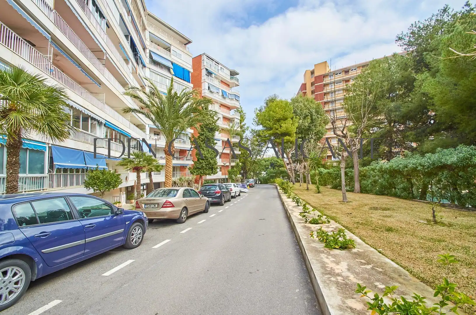 Vista exterior de Apartamento en venta en Alicante / Alacant con Terraza, Trastero y Amueblado