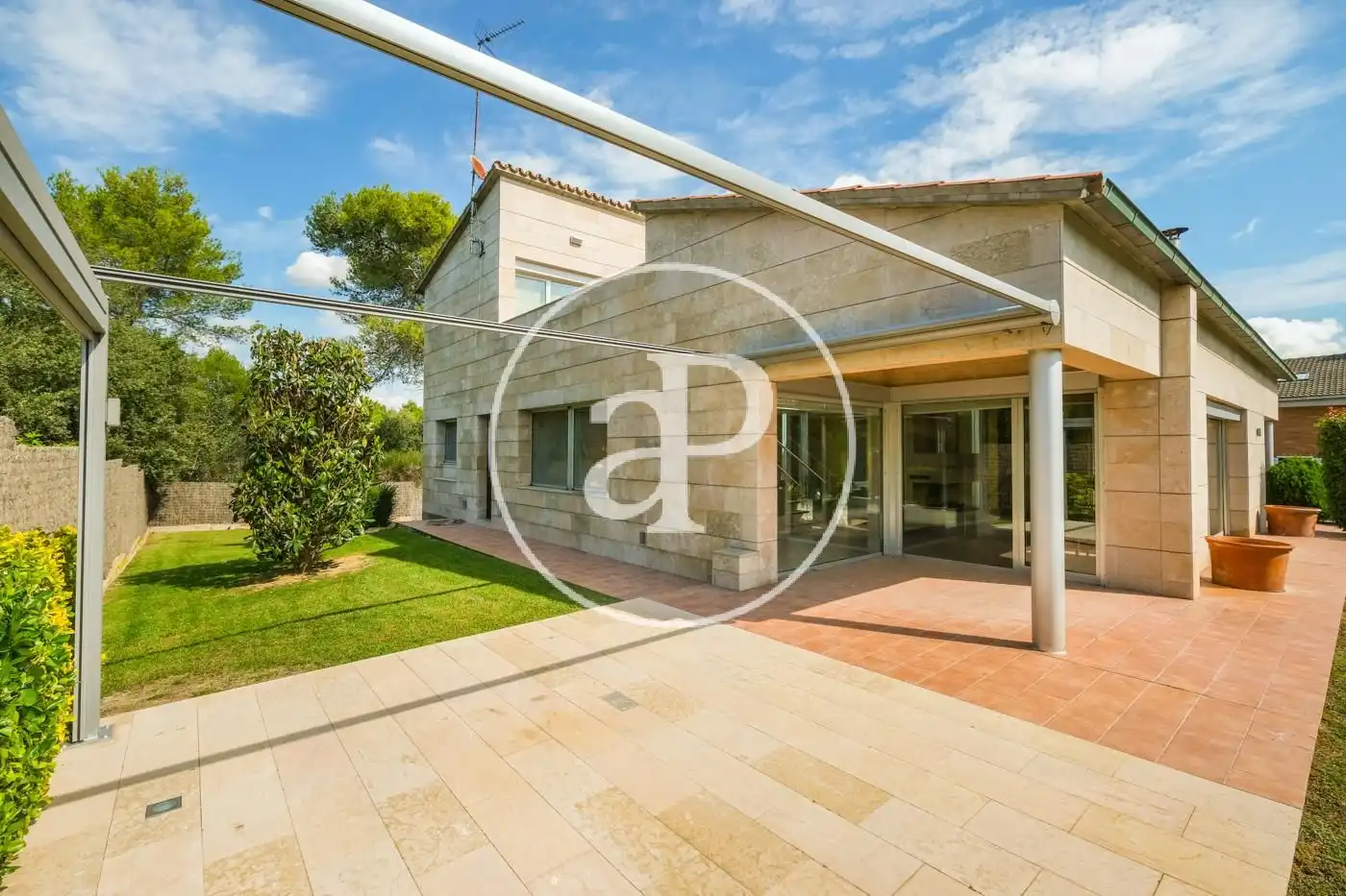 Vista exterior de Casa o xalet de lloguer en Cerdanyola del Vallès amb Aire condicionat, Calefacció i Jardí privat