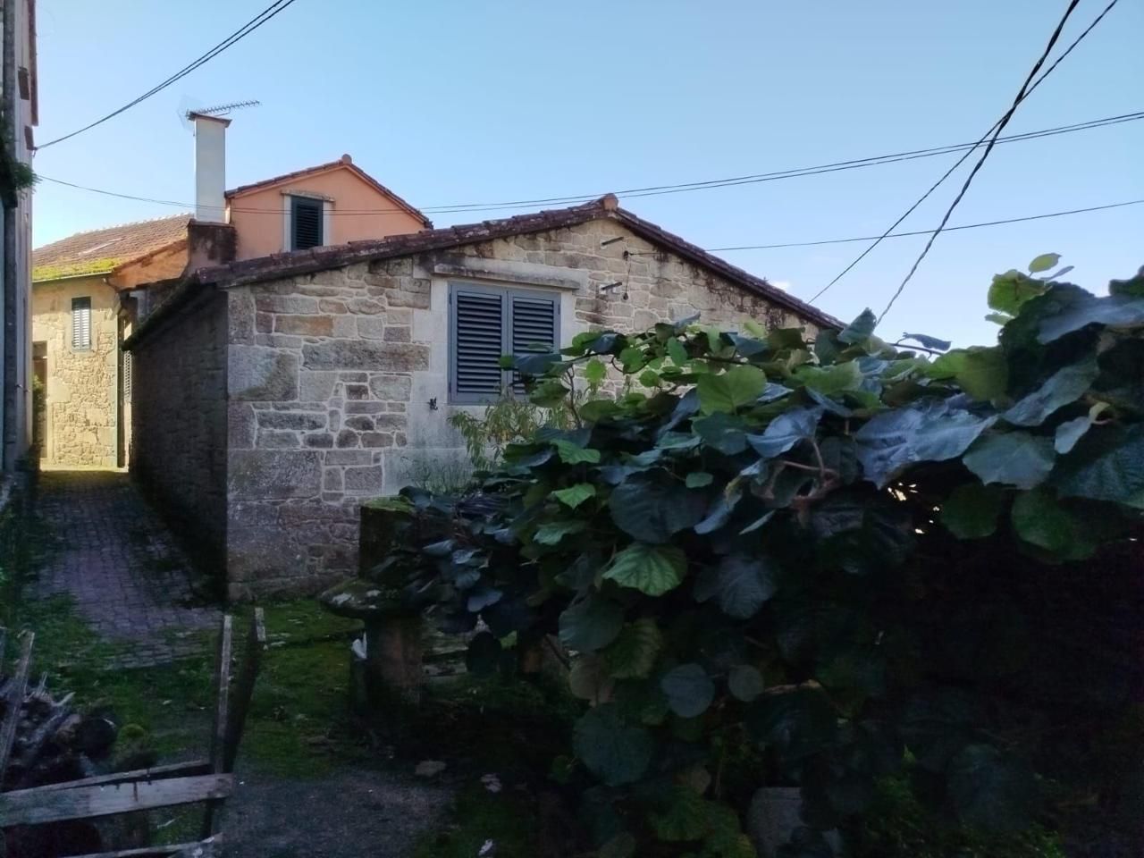 Vista exterior de Casa o xalet en venda en Noia amb Jardí privat