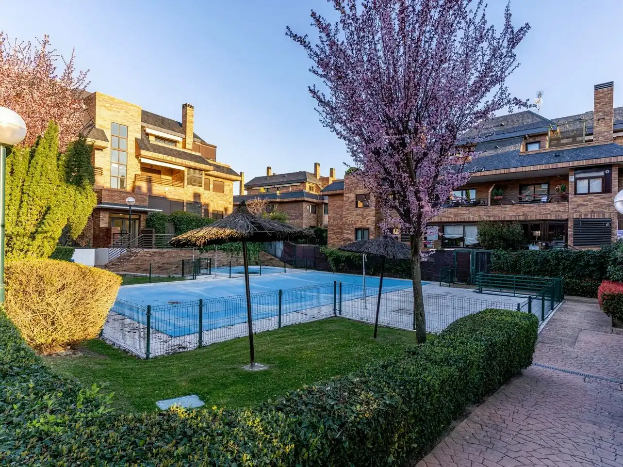 Vista exterior de Àtic en venda en Las Rozas de Madrid amb Aire condicionat, Terrassa i Piscina