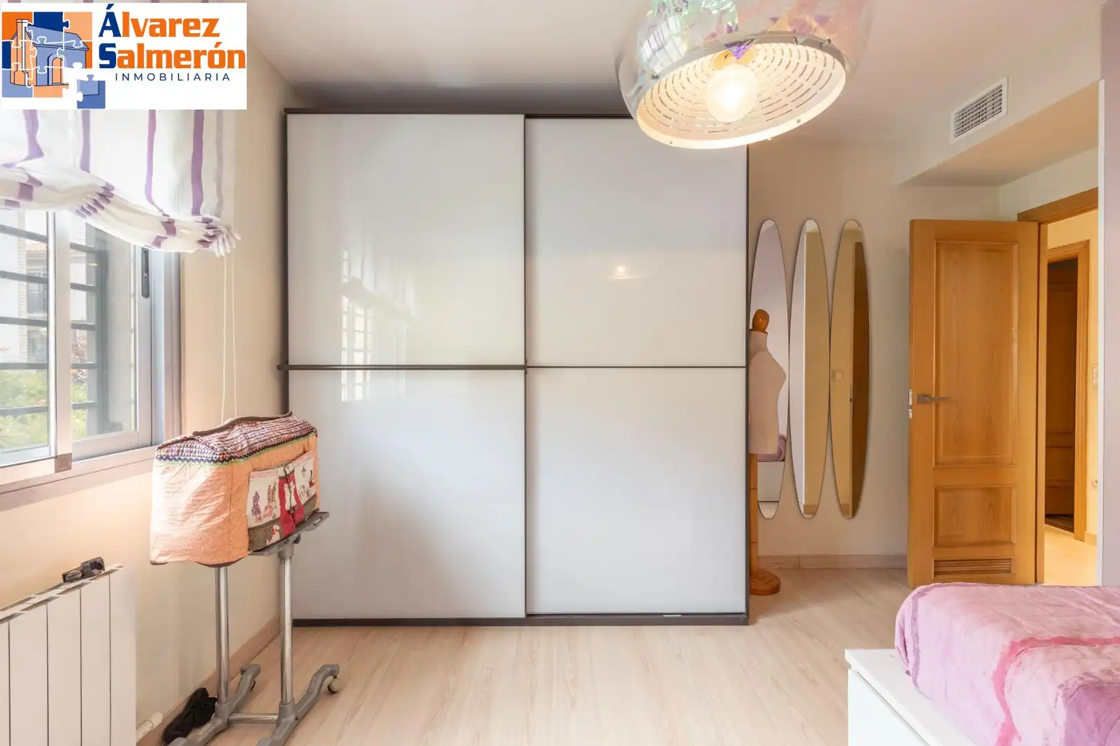 Habitación de Casa adosada en venta en Granada con Aire acondicionado, Calefacción y Balcón