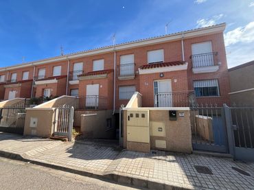 Adossat amb balcó en venda a Calle Plinio 36