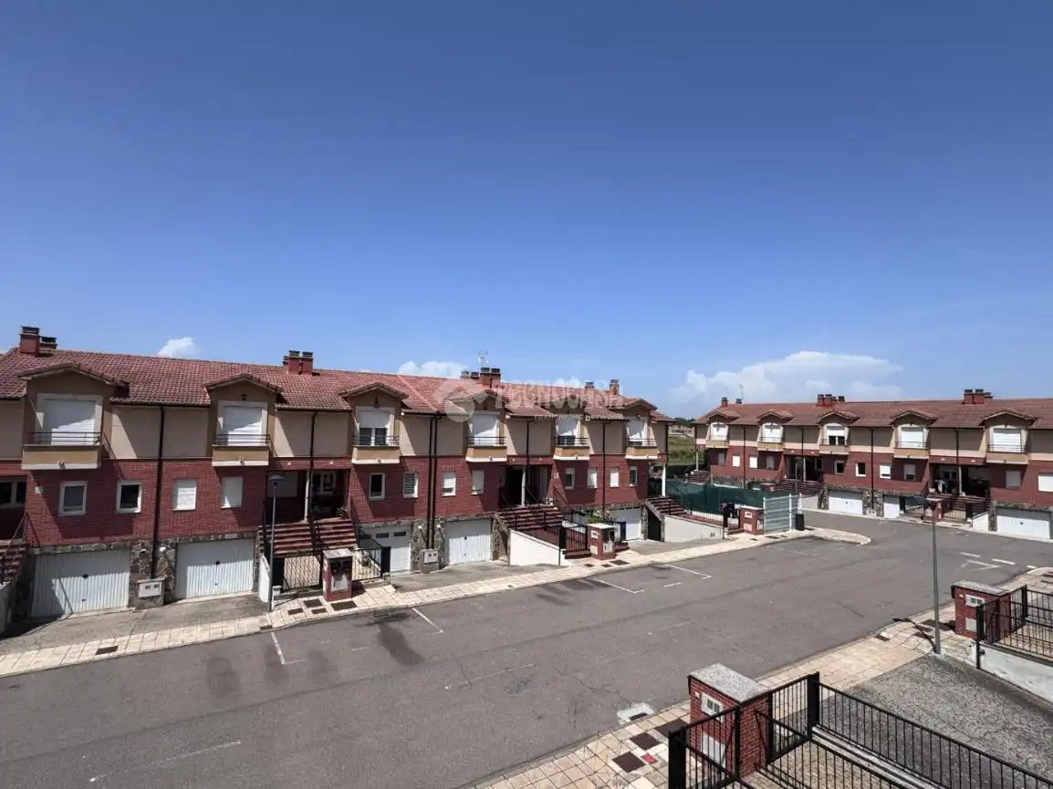 Vista exterior de Casa adosada en venta en Valdefresno con Calefacción, Parquet y Piscina comunitaria